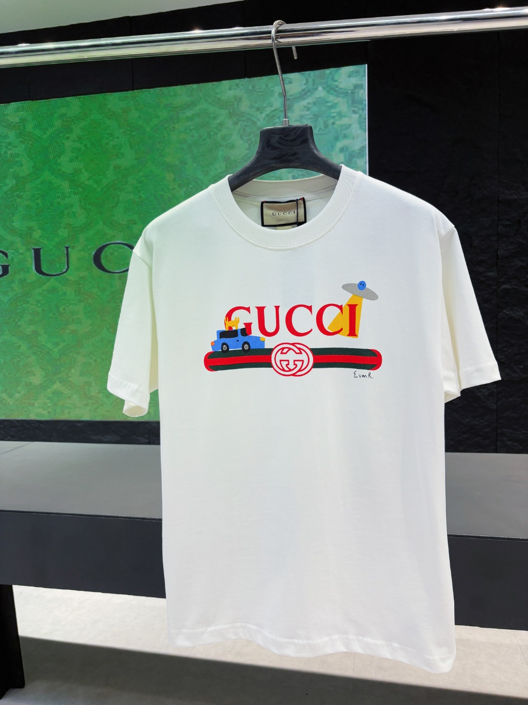 【款号】：523，@65 Gucci新品！早春系列高克重短袖 选用客供定制针织100%纯棉面打造,面料手感细腻，厚实有质感的纯棉布 高密度的机织工艺，如棉絮般柔紧致舒适 有挺括感，上身十分显型~ 精致饱满有质感将品牌的档次感完美呈现，无论…