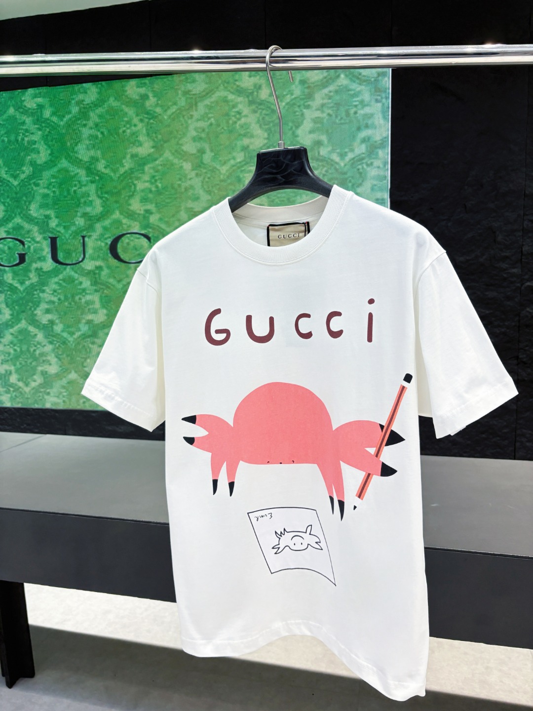【款号】：526，@65 Gucci新品！早春系列高克重短袖 选用客供定制针织100%纯棉面打造,面料手感细腻，厚实有质感的纯棉布 高密度的机织工艺，如棉絮般柔紧致舒适 有挺括感，上身十分显型~ 精致饱满有质感将品牌的档次感完美呈现，无论…