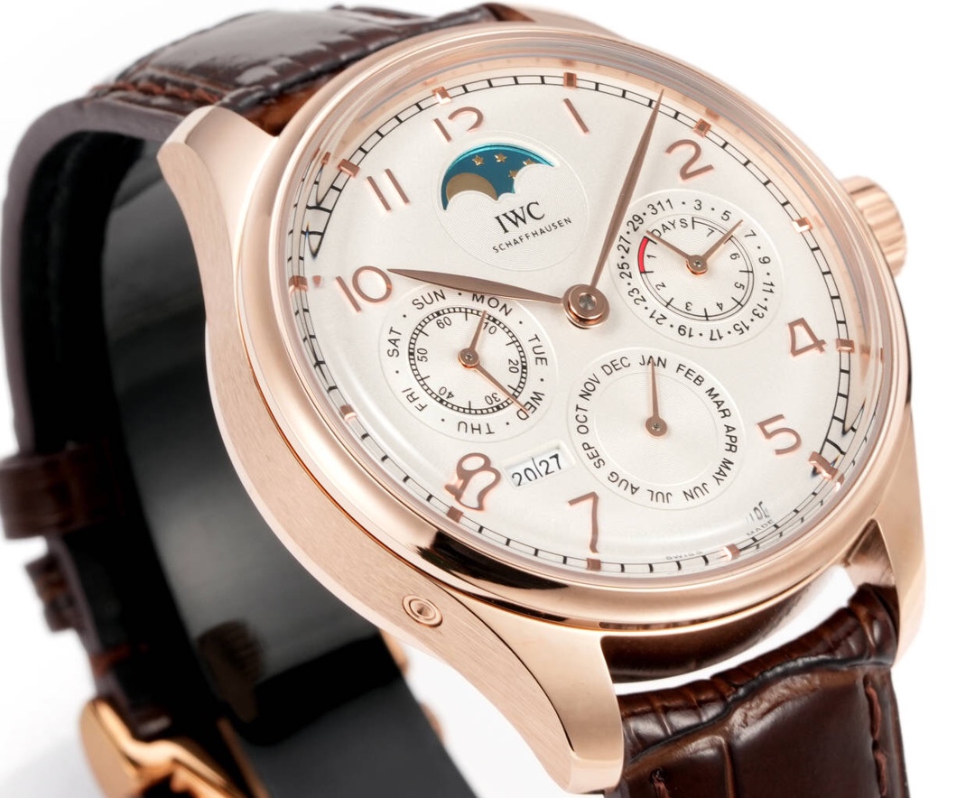 NO:338891,White Gold GR new product The Portuguese Perpetual Calendar watch is the most complex in the reproduction world. All functions are synchronized with original functions, and all functions are adjusted through the head control. 1 [Function Introduction] The sun, moon and stars at 12 o'clock, the small second hand and week hand are displayed at 9 o'clock, and the year hand at 6 o'clock is linked to the year display at 7 o'clock. The year beating every 12 months, and the 3 o'clock is the most classic power display pointer and date display. 2 [Fine workmanship] The shell adopts the same three-piece set structure of the original version, with wire drawing in the middle, polished on the upper and lower shells, and the mirror adopts a high-cost pot-shaped sapphire to enhance its texture. 3 [Movement Performance] Size 42.2mmX14.9mm, the movement uses a Japanese imported movement, which is efficient and stable, with a power time of more than 72 hours. A complex perpetual calendar module is installed, and all functions are synchronized with original products and head adjustment.  4 [Precautions] Because the perpetual calendar module is very complicated, the time will be adjusted before shipment, and the customer can just go directly to the chain and wear it. Please do not adjust it easily. Since the movement is equipped with upgraded functions, 0-6 am is the restricted area. When it is really necessary to adjust, first adjust the time to 6 o'clock before debugging other functions.,,iwc19860909白 金 GR新品 万国葡萄牙系列万年历腕表,复刻界最复杂的腕表,所有功能同步原装,所有功能调节通过把头控制. 1【功能介绍】12点日月星辰,9点钟独立小秒针和星期指针显示,6点钟月份指针,同时联动7点钟位置的年份显示,每12个月年份跳动一下,3点钟则是最经典的动力显示指针和日期显示. 2【做工精细】外壳采用原版同样的三件套结构,中间拉丝,上下壳为抛光,镜面采用高成本的锅盖形蓝宝石,使其质感提升. 3【机芯性能】尺寸42.2mmX14.9mm,机芯采用日本进口机芯,高效稳定,动力时间长达72小时以上,进行加装复杂的万年历模块,而且同步所有功能实现同步原装通过把头调节. 4【注意事项】由于万年历模块十分复杂在出货前都会调准时间,客户收到直接上链上手佩戴即可,请不要轻易乱调,由于机芯加装升级功能,凌晨0-6点为禁区.确实需要调节时,先把时间调到6点后再调试其他功能.,,iwc,Watch