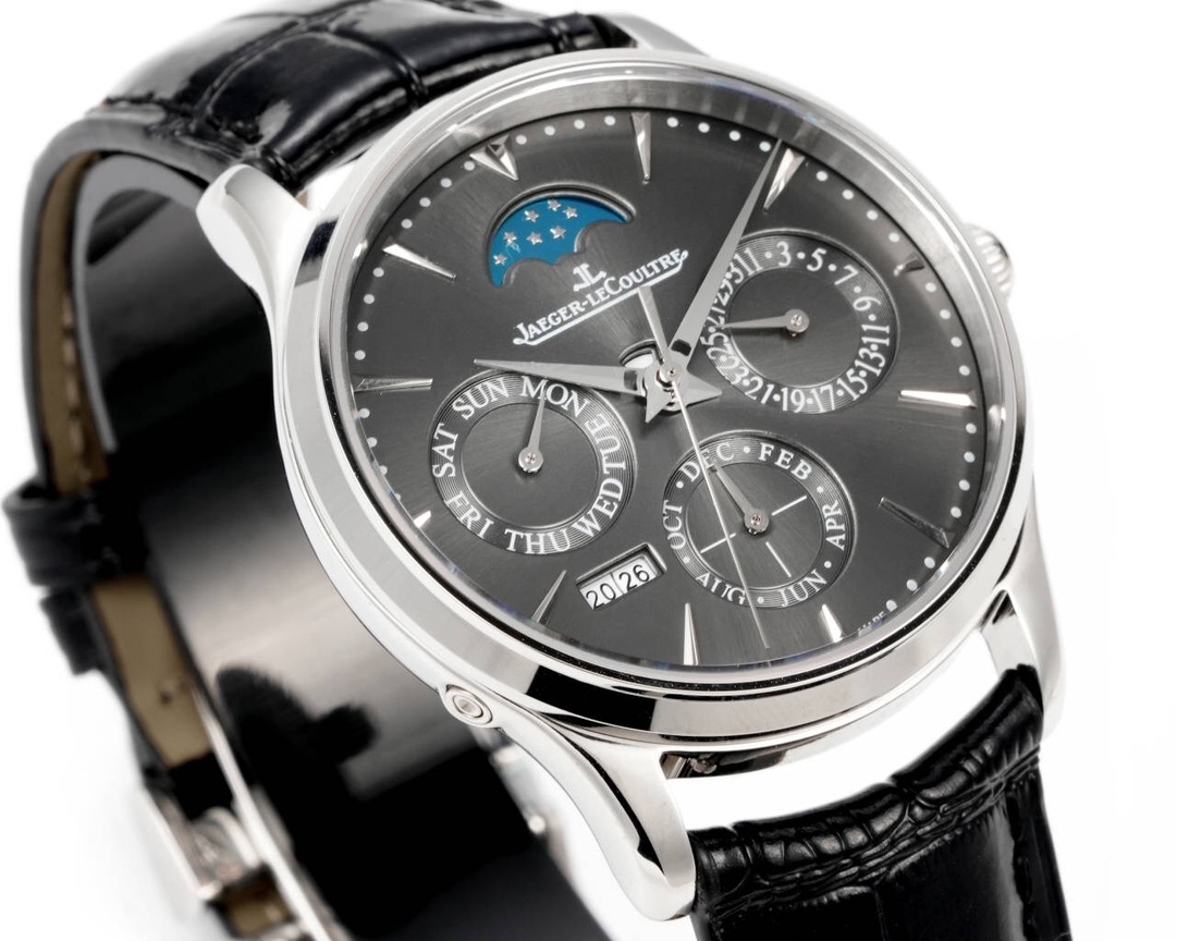 NO:391960,After three years of research on the full-function perpetual calendar mechanical movement of the GR factory, the new product of Jaeger-LeCoultre Perpetual Calendar automatic mechanical watch is reproduced. With the persistence of the concept of time and cost, the use of imported movements to restore the complex function movement of the integrated machine has been achieved consistent with the official functions!  1: Perpetual calendar function, which can touch the 8 o'clock position and adjust the calendar year through month adjustment, so that the perpetual calendar year is operated normally, which facilitates the operation of the function module of the calendar, and year display 1 2029 makes it easier to replace the perpetual calendar function module. 2: Calendar disc Weekly and monthly functions, 1. Calendar disc 3 o'clock display, which can be adjusted to the front date through the first gear pulled out of the bar, and the reverse date is adjusted to the back date. *Reverse adjustment is not recommended, so the function will jump. 2. Weekly and 9 o'clock display, which can be reversed through the second gear pulled out of the bar, and the 24-hour time adjustment is adjusted. 3. Monthly and 6 o'clock display, which can be touched and adjusted through the 8 o'clock display, which can be adjusted with the operating lever for special adjustment buttons. In this way, the three functions can be adjusted separately, which is convenient for operation when wearing.  3: The warning window function is a fan-shaped window located above the needle shaft in the center of the dial. The year can be adjusted manually when displayed in white. When displayed in blue, it is a restricted period. It is best not to adjust the year in this area to avoid destroying the normal service life of the movement. Therefore, the /1 movement is a complex function movement, which is not a defect of the movement, and the same is true for the original. 4: The moon phase disc function is located at 12 o'clock and the moon phase window runs for 30 days to realize the real function true moon image. It can be adjusted in reverse through the first gear pulled out of the bar, which actually solves the problem that the moon image function cannot be adjusted separately. In addition, the adjustment method of the above functions will be accompanied by a use adjustment instruction card to facilitate watch friends to understand it more simply and clearly. While paying attention to function restoration, the appearance restoration is also the top priority.  1: The materials at the bottom of the shell ring are all made of stainless steel materials that are the same as the original. Each accessory is individually made by CNC to restore the original appearance effect, maintain the original size of 39mm, and the thickness is the closest to the original size. On the basis of the full realization of complex functions, the overall thickness should be controlled as much as possible, and now it is about 10mm. 2: The restoration of the face plate, based on the original size, the scale Ding is all the open mold true Ding, the three-dimensional sense and gloss are infinitely restored, and the size and Ding position is full QC. The three-dimensional and concave method of the three function discs are consistent with the original. The three-dimensional concave feeling of the moon window and the perpetual calendar window are more obvious. The scale points and logo are also as close as the original. The slightly convex appearance feel, and all face plate colors are also restored to the same as possible.  3: Use the Toffee pointer. The Toffee sword-shaped pointer is the logo pointer of the Jaeger-LeCoultre brand. It is half sandblasted and half polished. The hour and second hands are micro-bending processes. The steel blue needle is burned steel blue, and the blue is purer. All efforts in the GR factory are a must-see to achieve the results. This Jaeger-LeCoultre watch can be restored as much as possible, so that watch friends can feel the charm of the watch more personally while they like it.19860909GR厂新品经过3年研究积家大师全功能万年历机械机芯,复刻积家大师万年历自动机械腕表.在不计时间和成本的理念坚持下,实现了使用进口机芯还原一体机复杂功能机芯所有功能与官方一致！ 一:万年历功能,可触及8点位置隐形按键通过月份调节年历,万年历年份正常运行,这样便于年历的功能模块的运转,年份显示一2029使更换万年历功能模块更简便. 二:日历盘星期盘月份盘功能,1.日历盘3点位显示,可通过巴的拉出的第一个档位顺转向前日期调节,逆转向后日期调节,*不建议逆调因此功能会跳动月像盘.2.星期盘9点位显示,可通过巴的拉出的第二个档位逆转通过24小时时间调节.3.月份盘6点位显示,可通过8点位隐形按键触及调节,附配送专用调节按键的操作杆.以此还原和实现3个功能均可单独调节,便于佩戴时操作. 三:警示窗功能,位于表盘中央的针轴上方的一个扇形窗口,显示为白色时可手动调整年份,显示为蓝色时为禁区时间段,这个区域最好不要调年份,以免破坏机芯的正常使用寿命,因此款/1机芯为复杂功能机芯,并不是机芯缺陷,原装也是如此. 四:月相盘功能,位于12点位置月相窗口30天运行一圈,实现真功能真月像,可通过巴的拉出的第一个档位逆转调节,实际解决了月像功能不能单独调节的问题. 另此以上功能的调节方法会附送使用调节说明卡一张,以便于表友更简单明了的了解. 在重视功能还原的同时,外观的还原也是重中之重. 一:壳圈底的材料均使用和原一致的精钢材料,每个配件均单独通过CNC精密制作,以此还原本来的外观效果,保持原39mm大小,厚度更是最接近原装的尺寸,在复杂功能全实现的基础上,尽可能控制整体厚度,现做到10mm左右. 二:面盘的还原,根据原装尺寸还原,刻度丁均为开模真丁,立体感和光泽度无限还原,尺寸和丁的位置更是全QC,3个功能盘的做法跟原装一致均为凹下,月像窗口和万年历窗口立体凸凹感更明显,刻度点和Logo也跟足原版,微凸的观感,所有面盘色也尽可能的还原到一致. 三:使用太妃指针,太妃剑型指针是积家品牌的标志指针,为一半喷砂一半抛光,且时针和秒针均为微压弯工艺,钢蓝针为烧钢蓝,蓝色更纯正. GR工厂所有努力的过程都是实现结果的必经之途,尽可能的还原此款积家大师复杂万年历腕表,让表友在喜爱的同时更切身的感受腕表的魅力,,jaeger-lecoultre,Watch