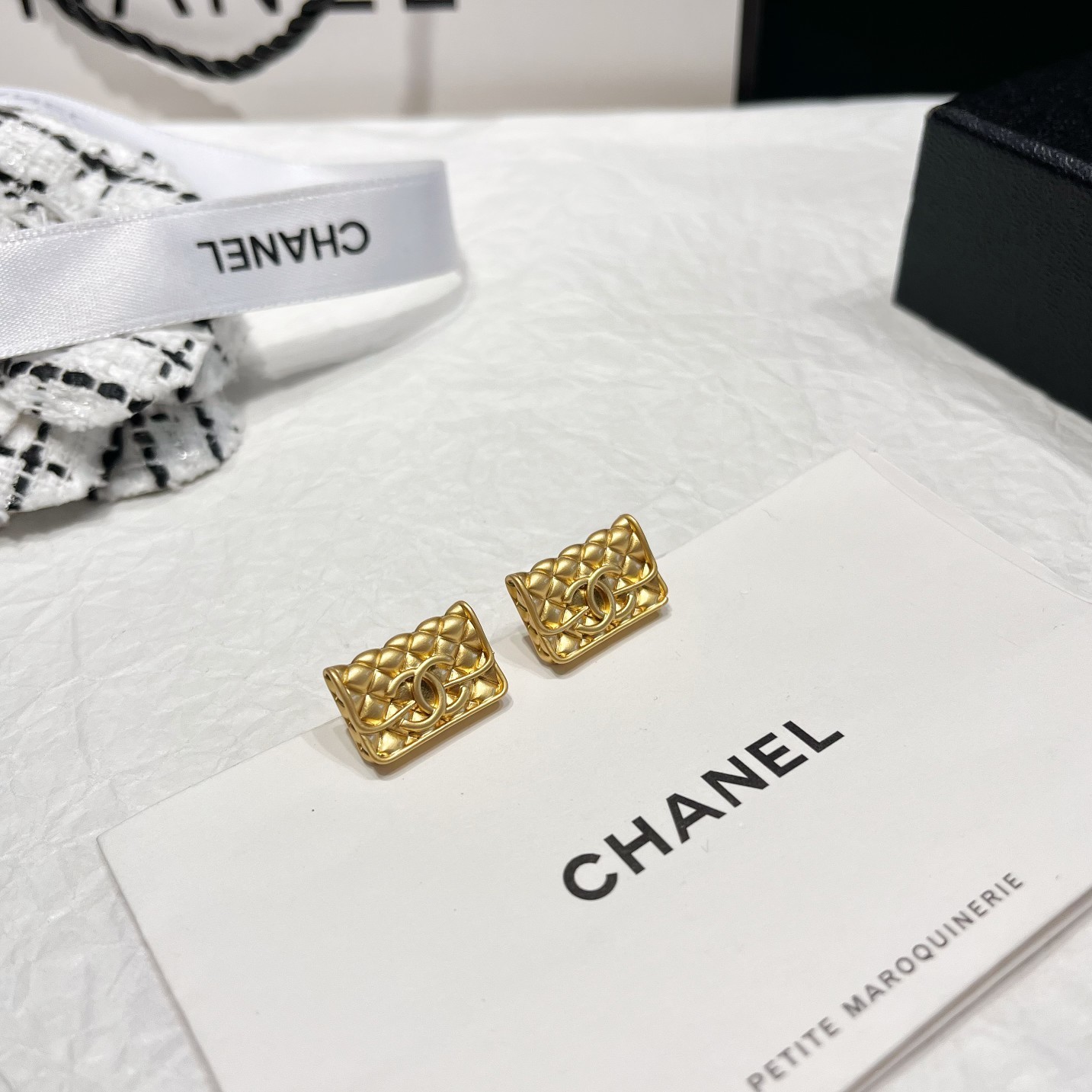 Chanel香奈儿中古字母耳钉小香家的款式真心无需多介绍每一款都超好看精致大方非常显气质.