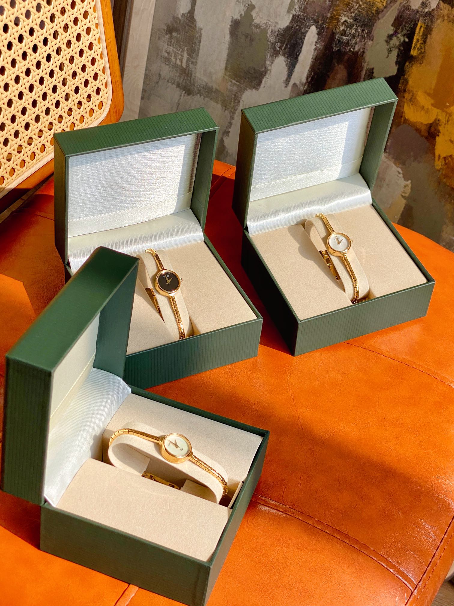 NO:144523,Gucci styles purchased from Japanese medieval second-hand stores are extremely ladylike. With its simple dial, there is no other function except recording time. It is simple to simplify the complexity and recall simple life. Fashion is a cycle, and what is popular now may have been the ones that were once the mother and mother. These beautiful watches are not only full of vintage charm, but also out of date at all!  The most important thing is that you are not afraid of hitting the watch!  The dial is 23mm, the fine bracelet is full of medieval flavor, small parts are polished one by one, and then connected together with small screws to create an exquisite bracelet, Swiss quartz movement, full set of original packaging!  Gift gift choice!  , gucci19860909日本中古二手店淘回来的gucci款,极其富有淑女范儿.配上及其简单的表盘,除去记录时间外别无其他功能,删繁就简,追忆简单生活. 时尚就是一个轮回,现在正流行的也可能曾经爸爸妈妈压箱底的.这些美表不仅满满vintage韵味,而且一点也不过时！最主要是不怕撞表！ 表盘23mm,精细的表链满满中古的味道,一颗一颗小部件精细打磨,再用小螺丝连接到一起,打造出来一条精致的表链,瑞士石英机芯,全套原包装！送礼手选！,,gucci,Watch