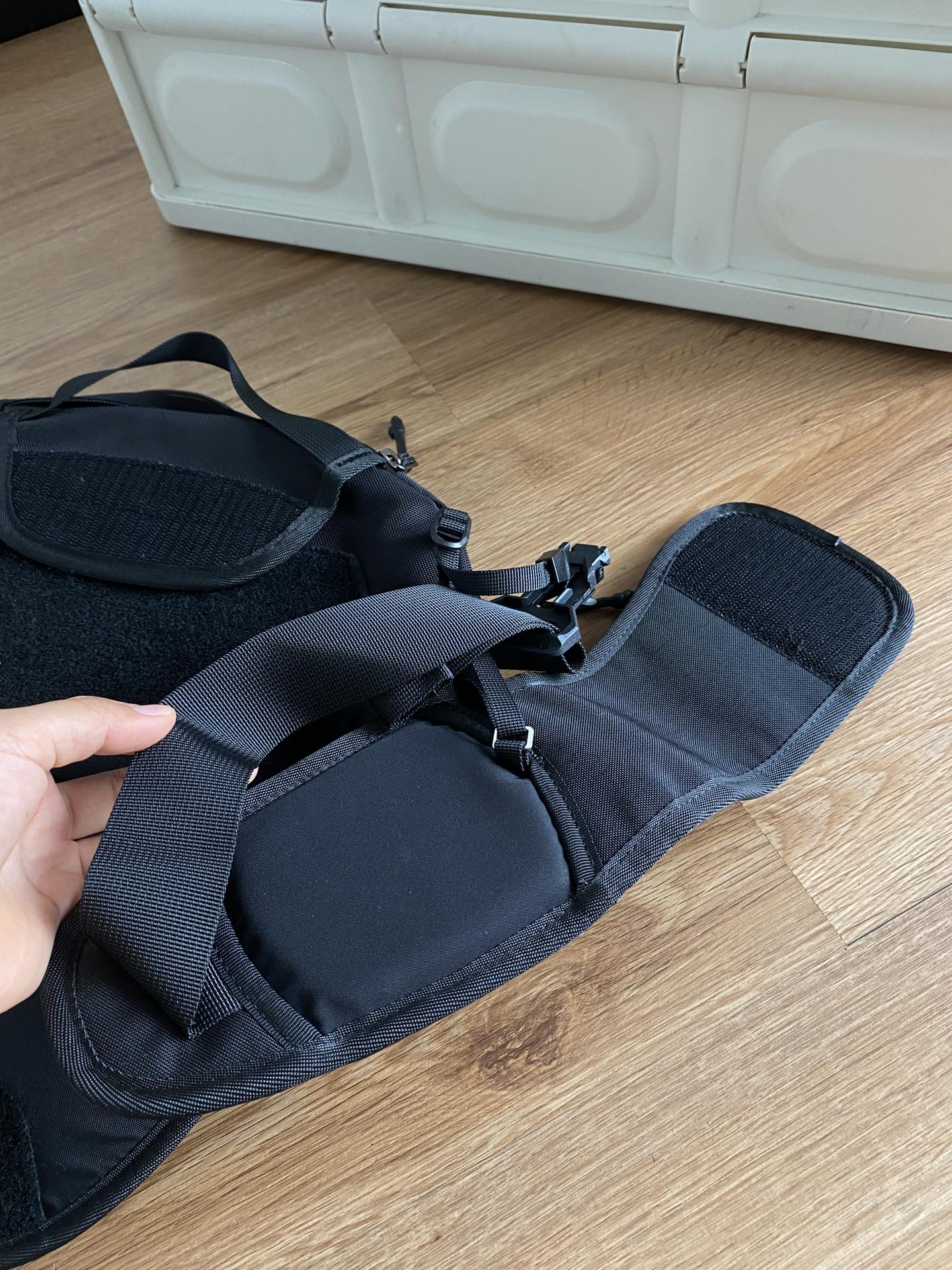 featuring a detachable hook-and-loop belt - Comprehensive 4