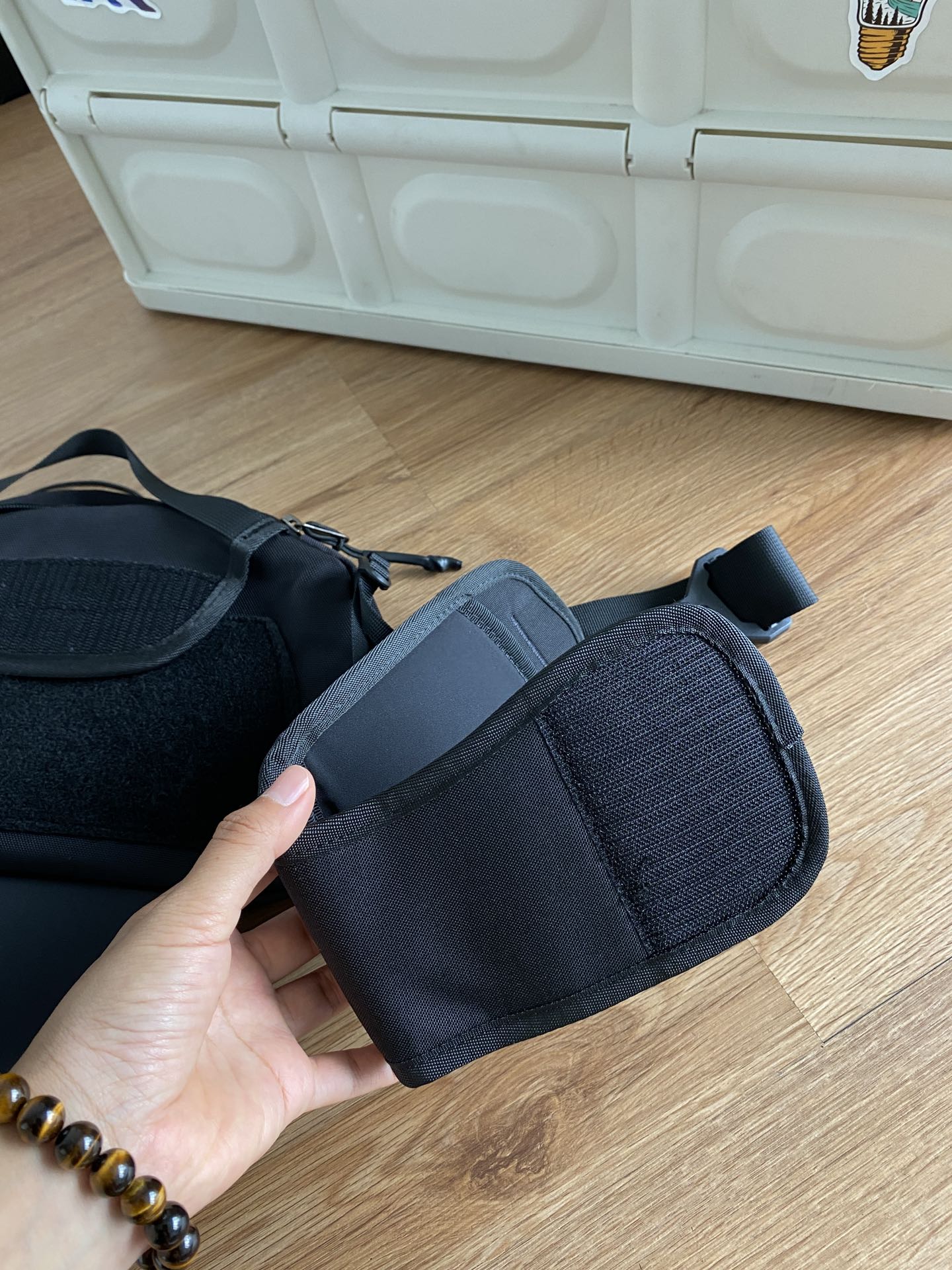 featuring a detachable hook-and-loop belt - Comprehensive 6