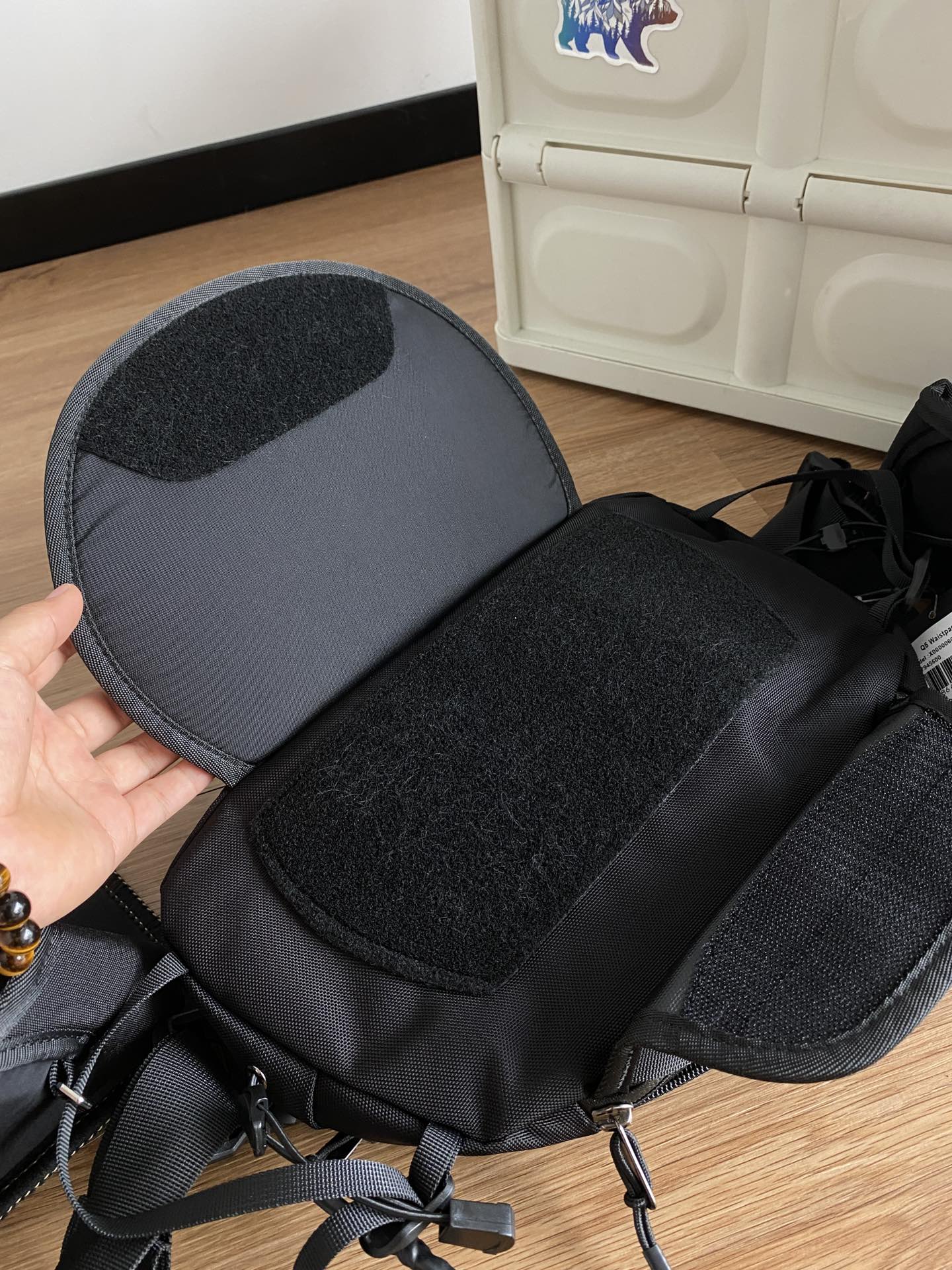 featuring a detachable hook-and-loop belt - Comprehensive 2