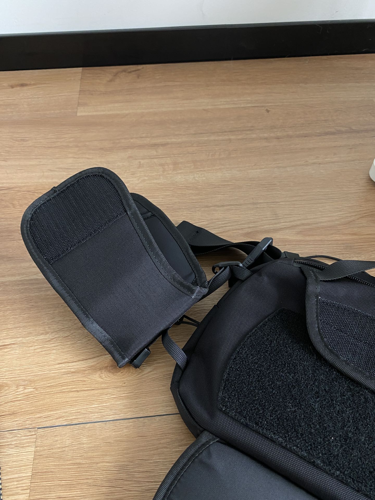 featuring a detachable hook-and-loop belt - Comprehensive 5