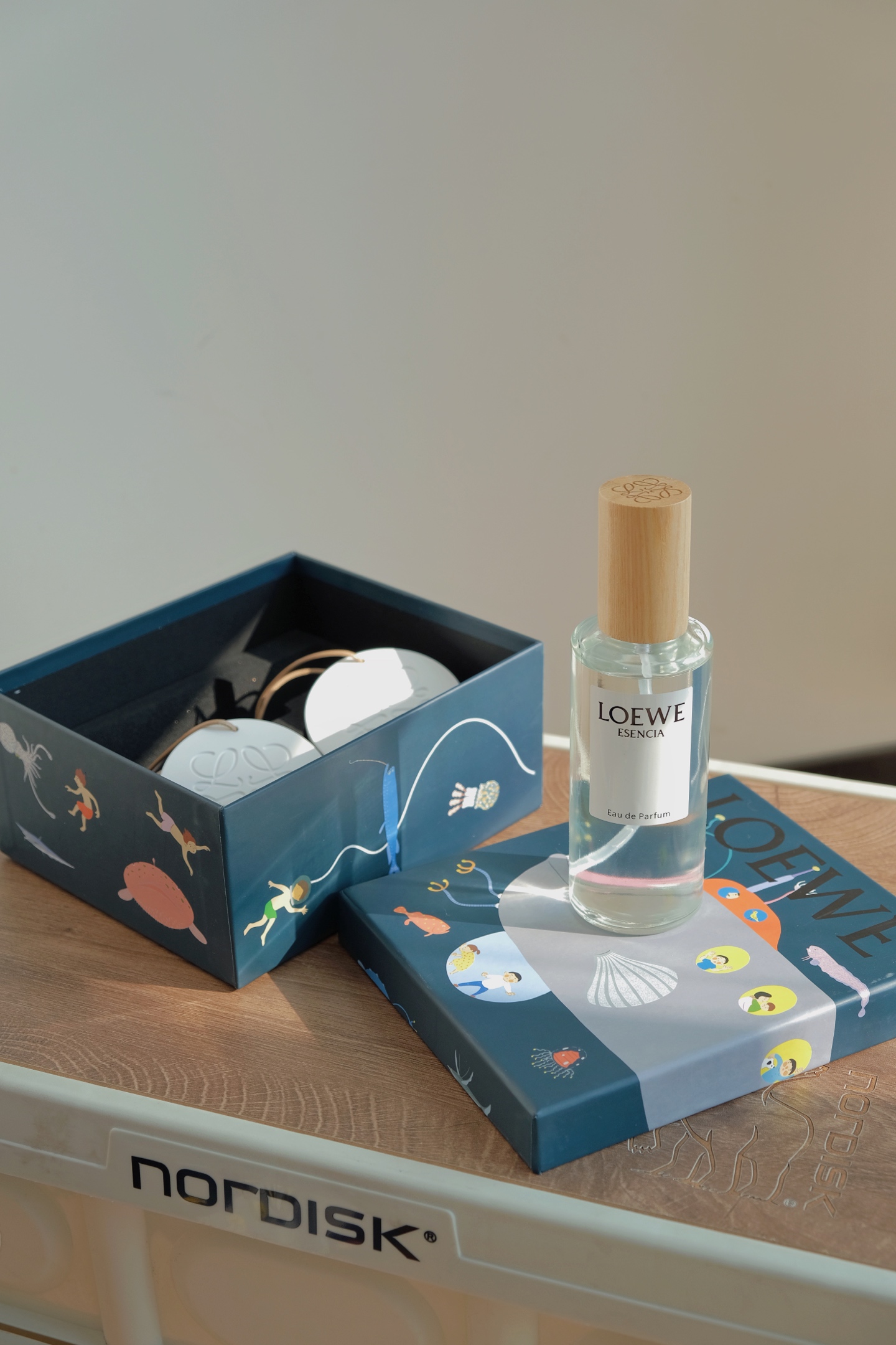 NO:810806,Wang bombed Lao Luo's house!  !  Home Line Out of Stock Aromatherapy Spray This time the set contains the waltz scent!  !  !  It’s a hit!  !  !  Oh My God!  !  The smell is so good that it makes me jump!  !  !  Luo Yiwei?  You have such good taste. Each gift box comes with 200ml spray + 2 ceramic incense hangers!  !  !  This ceramic incense stick is a wardrobe must-have!  Wait until the fragrance is almost gone, then spray a little spray on it, and you can continue to use it. Hang one in every closet at home, and you will smell the fragrance when you walk in. You will feel good when you smell it, and whether it is placed in the car!  !  Or the wardrobe!  living room!  !  You can put it anywhere you want!  !  When you walk by or sit nearby and smell it, your whole body will become energetic!  !  !  Atmosphere!  !  Feeling of pleasure immediately fills you up!  !  !  To be honest, I think it can be used as a perfume itself, and its fragrance retention is also very good. Sisters who want to create a fake body fragrance!  You go for it!  !  , Car Aromatherapy. Home Fragrance. Candles, loewe, loewe19860909王炸老罗家！！家居线断货香薰喷雾 这次的套盒里面的圆舞曲味道！！！ 可谓是爆款！！！ 我的天！！味道都是好闻到跳脚！！！ 罗意威？你是真有品味呀. 每个礼盒里面都配有 200ml喷雾＋2个陶瓷香挂！！！ 这个陶瓷香片香挂是衣橱衣柜必备！ 等它香味散发得差不多了再在上面喷一点喷雾 又可以继续用下去. 家里每个衣橱都挂一个,走进去就有香味 闻着就心情好好 而且不管是放在车里面！！ 还是衣柜！客厅！！ 放在一切你想放的地方都可以！！ 当你走过或是坐在近处轻轻一闻～ 整个人都精神起来了！！！ 氛围感！！愉悦感立刻拉满！！！ 说实话我觉得 他本身也是可以作为一个香水去用的他的留香程度也非常的优秀想营造伪体香的姐妹！你去冲它！！,车载香薰.居家香氛.蜡烛,loewe,loewe,accessory
