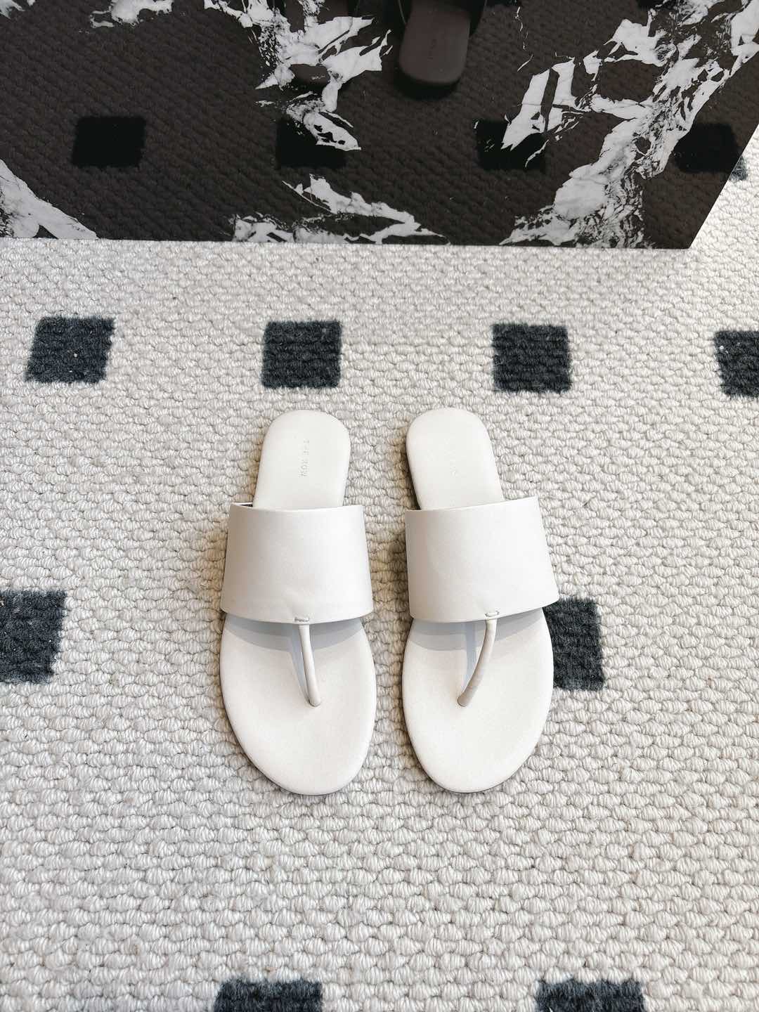 NO:129605,Original craftsmanship, pair of exquisite single shoes, minimalist style, The Row Classic, handmade, high-end version, off-white, calfskin, same style, full of fashion, comfortable inner foot, outsole, Italian leather outsole, craftsmanship, multi-color optional, pressure-free, size 35 36 37 38 39 40 41 (40 41 customized) with original packaging, slippers, slippers, cowhide, Leather soles19860909原生态 工艺 对版 精致做单鞋 极简风  The Row 经典 手工制作 高版本入 米白色 小牛皮 明星同款 时尚感满满   内里脚感舒适 大底 意大利真皮大底 工艺  多色可选 搭配无压力  码数35 36 37 38 39 40 41（40 41 定制）  配原版包装,拖鞋,slippers,cowhide,Leather soles,Women's Shoes