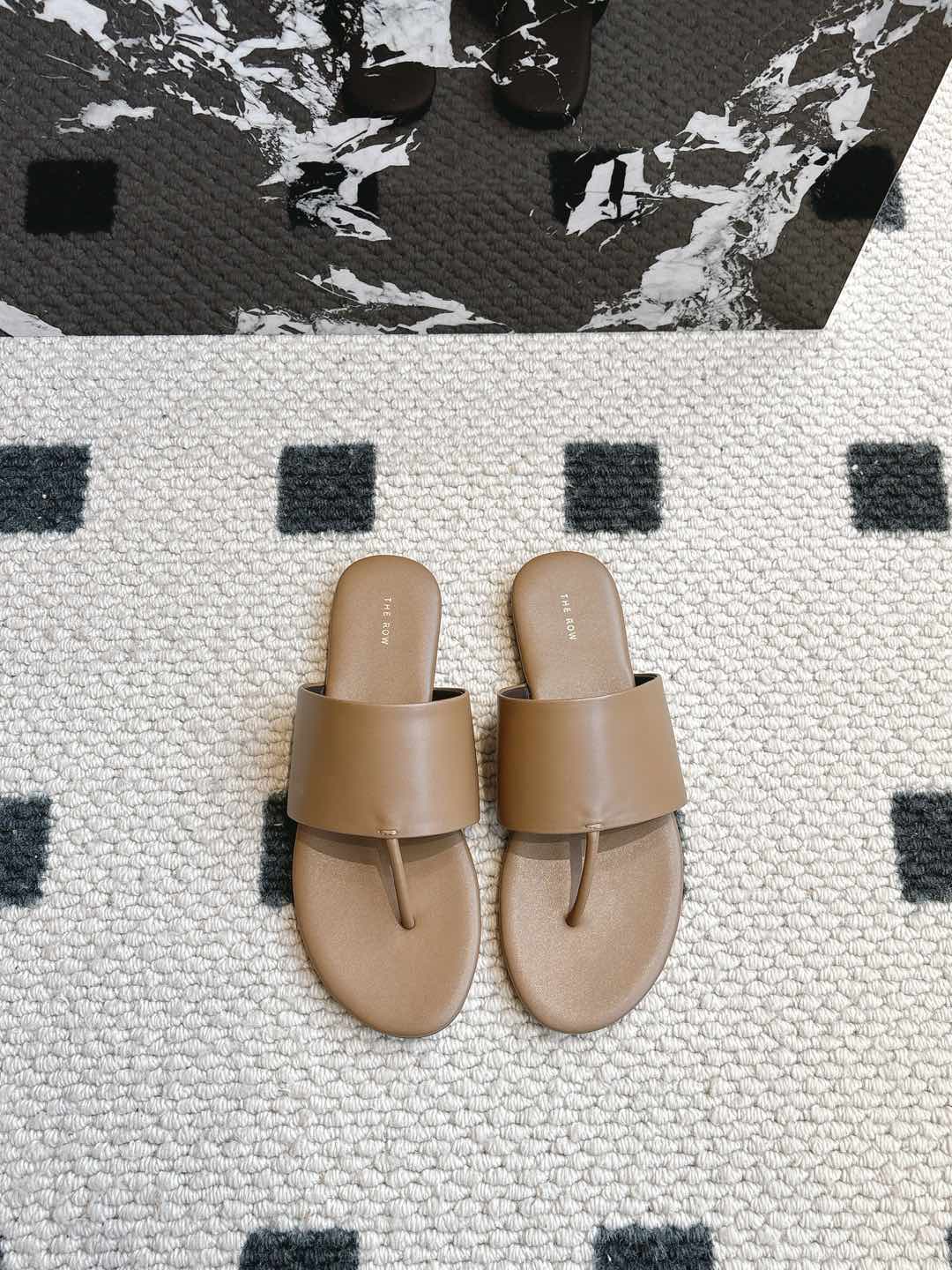 NO:129607,Original craftsmanship, pair of exquisite single shoes, minimalist style, The Row Classic, handmade, high-end version, off-white, calfskin, same style, full of fashion, comfortable inner foot, outsole, Italian leather outsole, craftsmanship, multi-color optional, pressure-free, size 35 36 37 38 39 40 41 (40 41 customized) with original packaging, slippers, slippers, cowhide, Leather soles19860909原生态 工艺 对版 精致做单鞋 极简风  The Row 经典 手工制作 高版本入 米白色 小牛皮 明星同款 时尚感满满   内里脚感舒适 大底 意大利真皮大底 工艺  多色可选 搭配无压力  码数35 36 37 38 39 40 41（40 41 定制）  配原版包装,拖鞋,slippers,cowhide,Leather soles,Women's Shoes