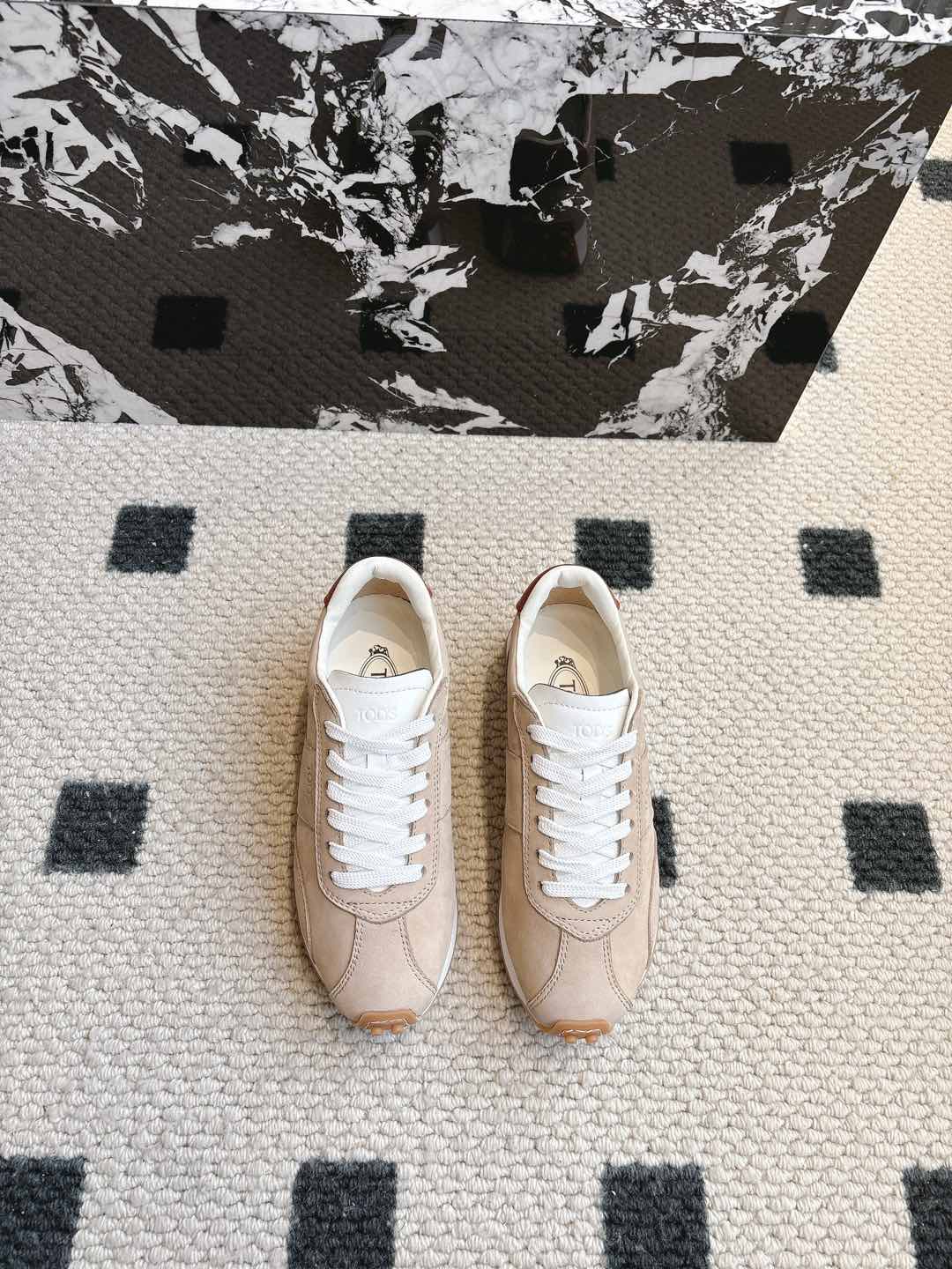 NO:129597,#Suede #Leather Tod/New early spring casual sports shoes Forrest Gump shoes This is really worth mentioning. The shoes are very good in shape and are very light in the foot. The whole pair of shoes is very particular, and the fabric is also visible to the naked eye. You have to feel good shoes by yourself!  Contrast color matching has more fashionable elements, this one looks more atmospheric and high-end to give people a more stable feeling, high-quality fabric with a nirong cloth, Neily sheepskin, size 35-40 (40 custom made without return or exchange), casual shoes/sports shoes, Tod's, sneakers, sheepskin19860909#绒面 #皮面 Tod/早春新品休闲运动鞋 阿甘鞋 这款真的是太值得一提了,鞋子鞋型很好而且上脚非常轻便,整双鞋子总之非常讲究,面料也是肉眼可见的柔软细腻,好鞋要自己上脚感受！ 撞色配色搭配更具时尚元素,这一款看起来更大气也比较高级给人以更加稳重的感觉, 面料优质反毛皮拼接尼戎布 内里羊皮内里 码数35-40（40定做不退换）,休闲鞋/运动鞋,Tod's,sneakers,sheepskin,Women's Shoes