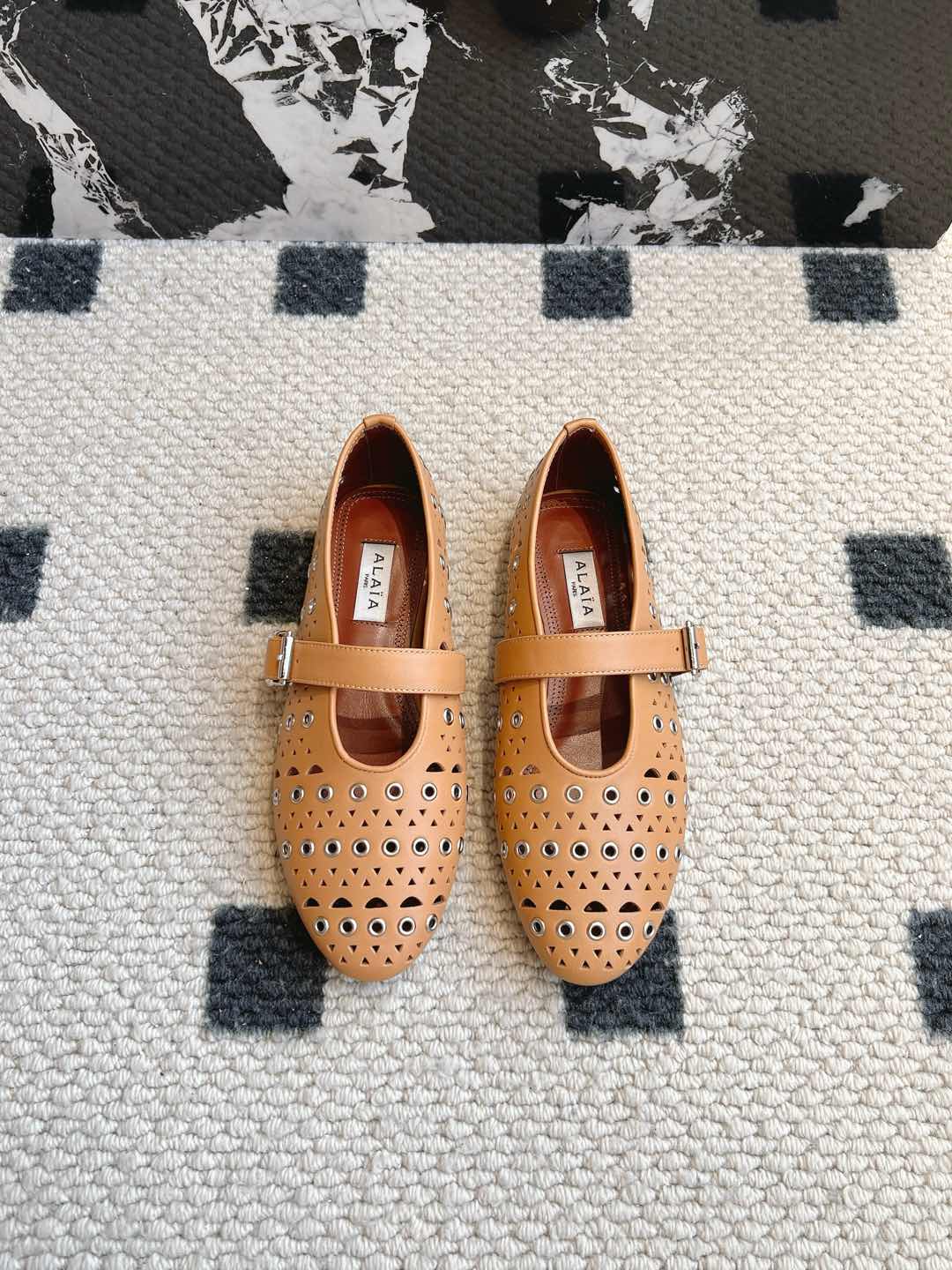 NO:235517,ALAiAI BALLETCORE's outbreak version. Is your impression of balletcore still stuck to the soft tones and strap elements? ALAIA will show you an advanced version of ballet aesthetics!  Combining ballet shoes with metal elements, we get the new WS25 Vienne metal hole ballet shoes. Who said balletcore has only a sweet style, this sweet and cool one is the king!  Lambskin material inside and outside, soft rubber sole, full foot size 35-41, ballet shoes, alaia, sheepskin19860909ALAiAI BALLETCORE的迸版 大家对balletcore 芭蕾风的印象是不是还停留在柔和色调和绑带的元素,ALAIA来向你展示芭蕾美学的进阶版！将芭蕾舞鞋和金属元素进行结合就得到了WS25新款 Vienne 金属洞眼芭蕾舞鞋 谁说balletcore 只有甜甜的风格,这种又甜又酷才是王炸好吗！ 里外小羊皮材质,软胶底,脚感满分 size 35-41,芭蕾舞鞋,alaia,sheepskin,Women's Shoes