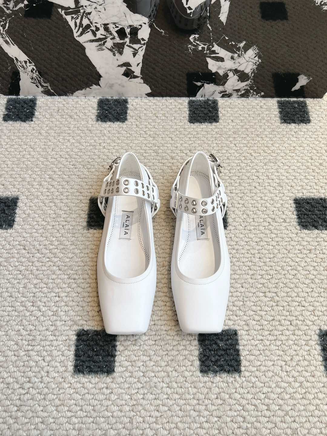 NO:235520,Personalized Mary Jane single shoes Alaia slippers are from Paris Falling at first sight Pure hand high-end classic Alaia has another sexy side Alaia has a different style and can be easily controlled with different styles. Whether it is jeans, suit pants, or pleated skirts, it can enhance your outfit to fashion, elegance and excellence The fabric is made of original material and matched with extreme sexy inner footbed Sheepskin Outsole original uniform outsole 34 35 36 37 38 39 40 41 42 (34 40 41 42 Customized) Configure original packaging, ballet shoes, alaia, mary jane, slippers, skirts, jeans, business suit, sheepskin19860909个性重玛丽珍单鞋 Alaia 拖鞋来自巴黎 一见倾心  纯手高级 经典 阿莱娅还有另外性感的一面  配上不同款式,不同风格都能轻松驾驭,无论牛仔裤,西装裤,还是百褶裙,都能将你的穿搭提升到时尚,优雅和卓越之中 面料选用原版材质 搭配性感极致 内里 垫脚 羊皮 大底原版一致大底 34 35 36 37 38 39 40 41 42 (34 40 41 42 定制) 配置原版包装,芭蕾舞鞋,alaia,mary jane,slippers,skirts,jeans,business suit,sheepskin,Women's Shoes