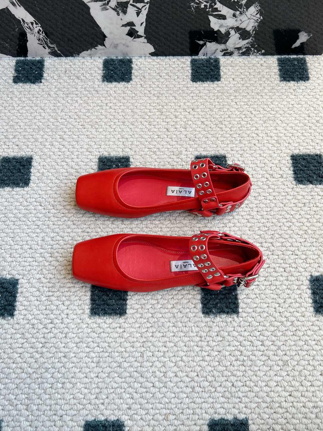 NO:235523,Personalized Mary Jane single shoes Alaia slippers are from Paris Falling at first sight Pure hand high-end classic Alaia has another sexy side Alaia has a different style and can be easily controlled with different styles. Whether it is jeans, suit pants, or pleated skirts, it can enhance your outfit to fashion, elegance and excellence The fabric is made of original material and matched with extreme sexy inner footbed Sheepskin Outsole original uniform outsole 34 35 36 37 38 39 40 41 42 (34 40 41 42 Customized) Configure original packaging, ballet shoes, alaia, mary jane, slippers, skirts, jeans, business suit, sheepskin19860909个性重玛丽珍单鞋 Alaia 拖鞋来自巴黎 一见倾心  纯手高级 经典 阿莱娅还有另外性感的一面  配上不同款式,不同风格都能轻松驾驭,无论牛仔裤,西装裤,还是百褶裙,都能将你的穿搭提升到时尚,优雅和卓越之中 面料选用原版材质 搭配性感极致 内里 垫脚 羊皮 大底原版一致大底 34 35 36 37 38 39 40 41 42 (34 40 41 42 定制) 配置原版包装,芭蕾舞鞋,alaia,mary jane,slippers,skirts,jeans,business suit,sheepskin,Women's Shoes