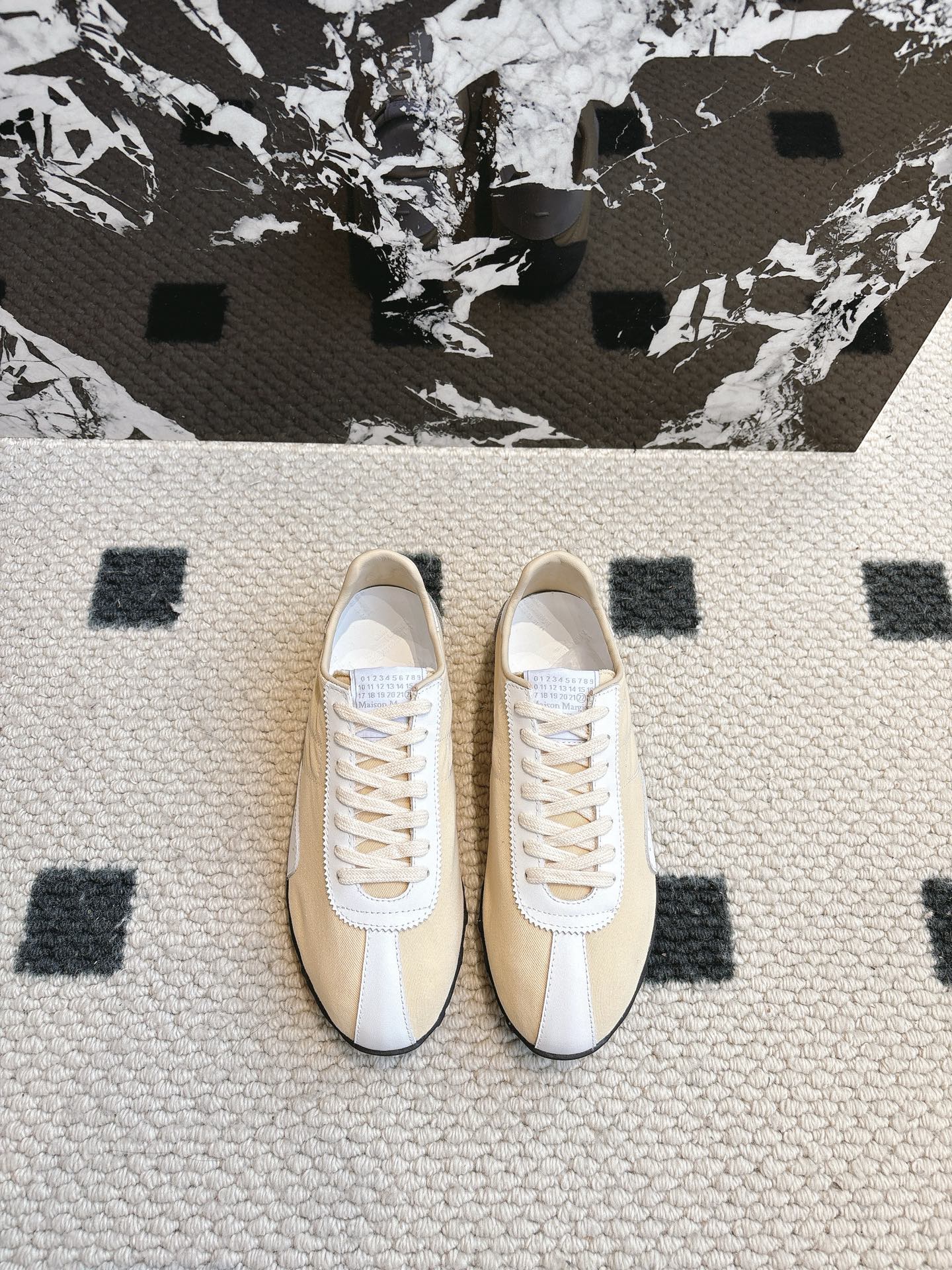 NO:164885,Maison Margiela mm6 Spring and Summer 2025 Series The outline of the new Sprinters sneakers is made of old-fashioned nylon and retro-treated suede, inspired by retro running shoes. Through old-fashioned, stitching, splicing and other processes, it gives the item a new life and beauty. The tongue is decorated with a classic digital logo, paired with an anti-slip spike sole, and the tail is decorated with an iconic white stitching logo, full of craftsmanship. Women's size 35-40 Men's size 40-45, casual shoes/sports shoes, masion margiela, sneakers, chamois leather19860909Maison Margiela mm6 2025春夏系列 新款Sprinters运动鞋轮廓采用做旧感尼龙与复古处理麂皮制成,灵感来源于复古跑鞋.通过做旧、缝线、拼接等工艺,赋予单品新的生命和美感.舌头饰有经典的数字标志,搭配有防滑的钉状鞋底,鞋尾饰有标志性的白色缝线logo,充满工艺感. 女码35-40男码40-45,休闲鞋/运动鞋,masion margiela,sneakers,chamois leather,Women's Shoes