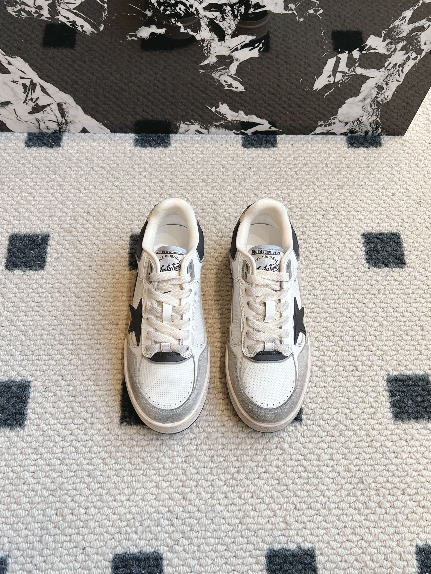 NO:164888,#Top version, Dongguan, Purchase grade, GGDB 25/ Forty2 Thick sole, Sports, Casual, Stars, Dirty shoes, Inspiration was initiated by the brilliant American basketball era, and Forty's shoe shape inherits the aesthetic design of basketball shoes and transforms it into an innovative thick and low shoe with detailed design, plus the semi-micro-hole upper design has higher breathability. The overall height is 4cm, and the design inside the shoe will be softer and more comfortable than ordinary thick sole shoes. Upper: Original top layer cowhide Inner: Original sheepskin inner lining: Original TPu combination sole Size: #35-40, casual shoes/sports shoes, sneakers, cowhide, sheepskin19860909#顶级版本 莞产 代购级 GGDB 25/ Forty2 厚底 运动 休闲 星星 脏脏鞋 灵感来源系受到辉煌的美国篮球时代启法的,并且 Forty这个鞋型传承了篮球鞋的美学设计数,并且转化为创新的厚低鞋,充满细节的设计,再加上半微孔的鞋面设计透气度更高 整体增高4cm,鞋内的设计会比较贴脚比一般厚底鞋更加软熟以及舒服 鞋面: 原版头层牛皮拼接 内里: 原版羊皮内里 大底: 原版TPu组合底 Size: #35-40,休闲鞋/运动鞋,sneakers,cowhide,sheepskin,Women's Shoes