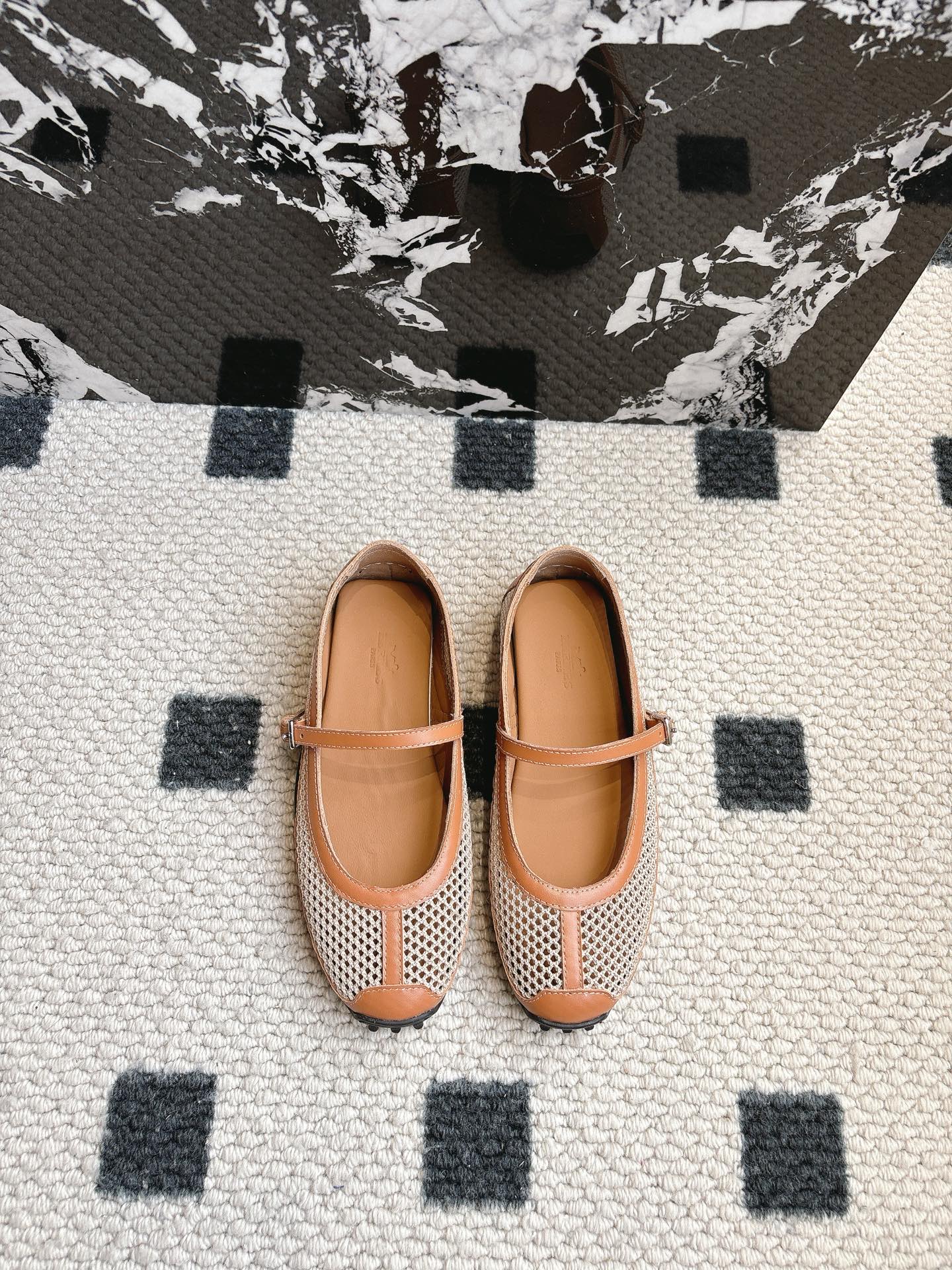 NO:165107,Hermes/Hermes H home 25ss new mesh Mary Jane casual shoes. The fashionable ugly shoes are really not ugly. They are fashionable when worn. The feet feel very comfortable and lightweight. Classic sports style   mesh color design, ugly and durable. Original custom-made top layer cowhide mesh fabric. Original custom sheepskin. The original sole original mold-opening anti-slip sole. Size 35-39 (40.41 custom-made without return). Mary Jane, hermes, hermes, mary jane, cowhide, sheepskin19860909Hermes/爱马仕H家25ss新款网面玛丽珍休闲鞋 丑鞋的时髦 上脚真心不丑,穿上就是时髦人儿,脚感非常舒服又轻便,经典运动风格 网面色设计,丑的耐看 面料原版定制头层牛皮网布 内里原版定制羊皮 大底原版开模防滑大底 码数35-39（40.41订做不退换）,玛丽珍,hermes,hermes,mary jane,cowhide,sheepskin,Women's Shoes