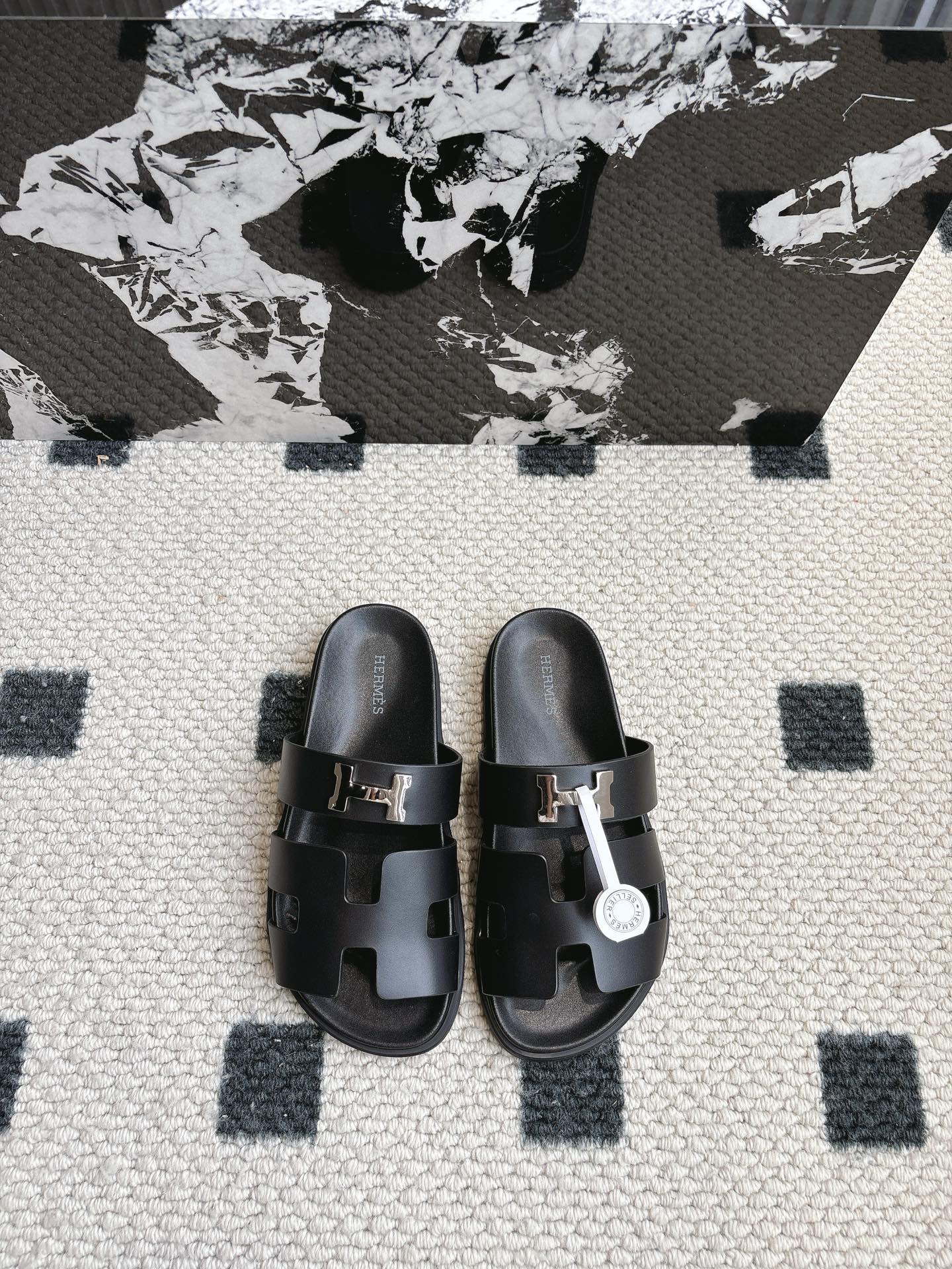 NO:165101,Men's size Hermes 2025 new second uncle drag series (couple model) Second uncle slippers that have always been very popular. They are all very good at any combination!  !  !  Imported cowhide/Niuli, outsole, Tpu non-slip and wear-resistant, women's size 34-40# (41.42 custom) men's size 39-45# (45 custom made), slippers, hermes, hermes, slippers, cowhide19860909男码 Hermes 爱马仕2025新款二舅拖系列（情侣款）一直都很火爆的二舅拖鞋 随意各种搭配都很棒！！！ 材料进口牛皮/牛里 大底Tpu防滑耐磨大底 女码34～40#（41.42定） 男码39～45#（45定做）,拖鞋,hermes,hermes,slippers,cowhide,Women's Shoes