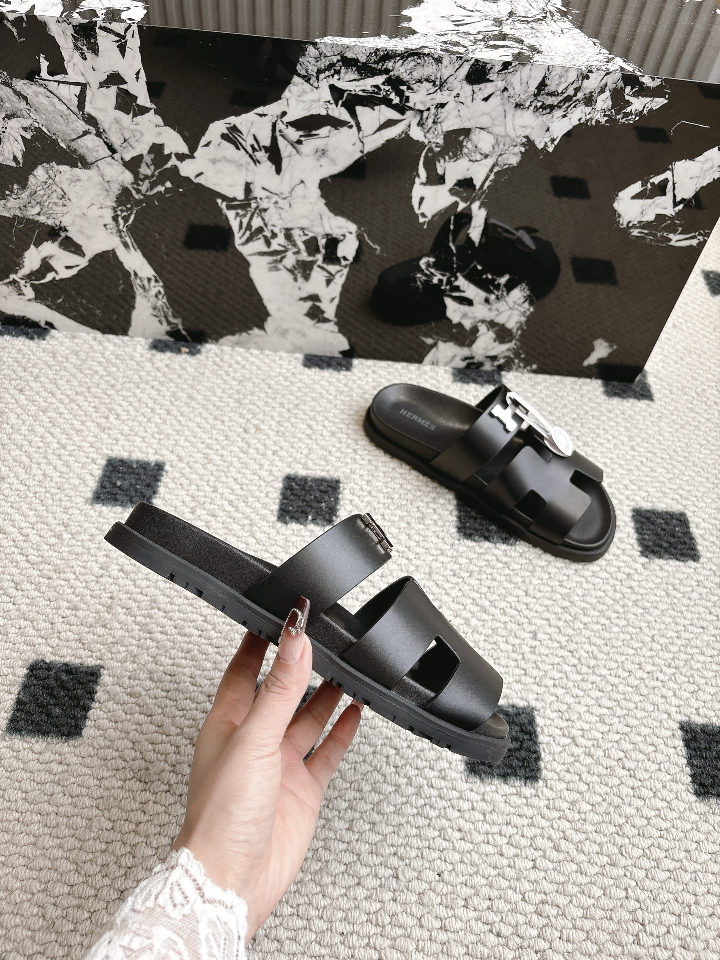 Hermès 男码+10 Hermes 爱马仕 2025新款二舅拖系列 一直都很火爆的二舅拖鞋 随意各种搭配都很棒