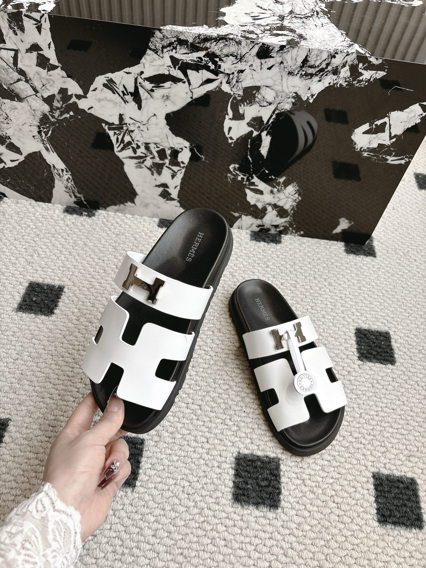 Hermès 男码+10 Hermes 爱马仕 2025新款二舅拖系列 一直都很火爆的二舅拖鞋 随意各种搭配都很棒