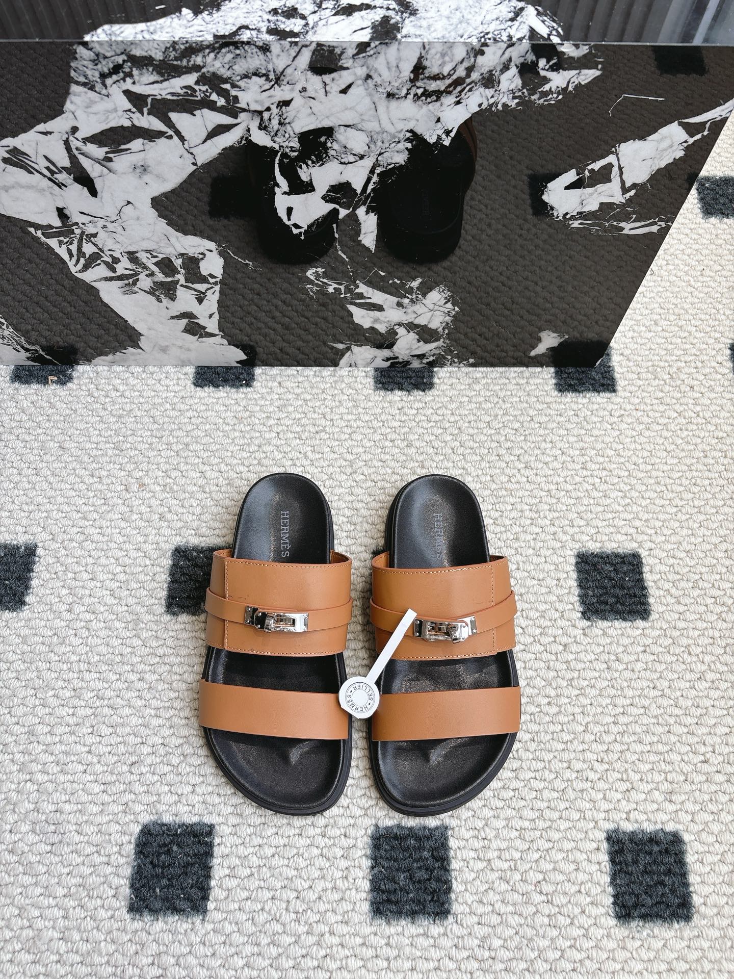 Hermès 男码+10 Hermes 爱马仕 2025新款二舅拖系列 一直都很火爆的二舅拖鞋 随意各种搭配都很棒