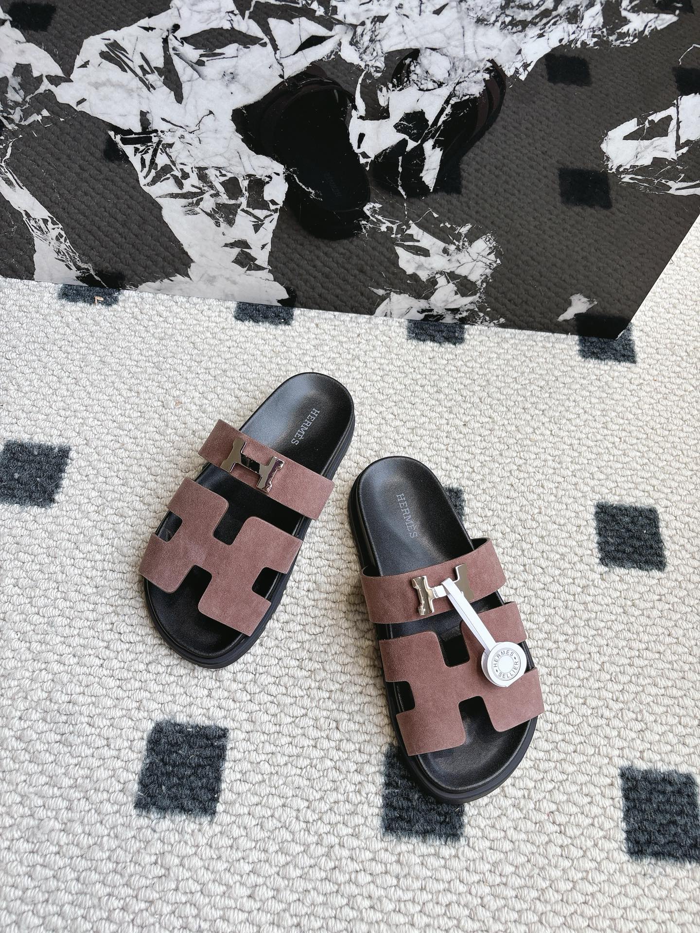 Hermès 男码+10 Hermes 爱马仕 2025新款二舅拖系列 一直都很火爆的二舅拖鞋 随意各种搭配都很棒