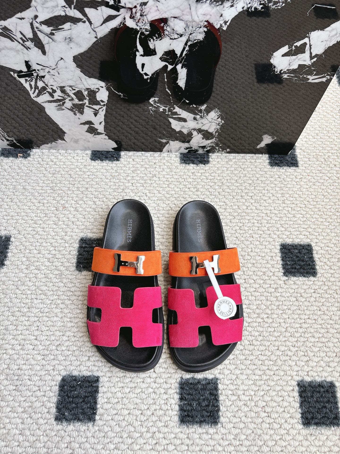 NO:165103,Men's size Hermes 2025 new second uncle drag series (couple model) Second uncle slippers that have always been very popular. They are all very good at any combination!  !  !  Imported cowhide/Niuli, outsole, Tpu non-slip and wear-resistant, women's size 34-40# (41.42 custom) men's size 39-45# (45 custom made), slippers, hermes, hermes, slippers, cowhide19860909男码 Hermes 爱马仕2025新款二舅拖系列（情侣款）一直都很火爆的二舅拖鞋 随意各种搭配都很棒！！！ 材料进口牛皮/牛里 大底Tpu防滑耐磨大底 女码34～40#（41.42定） 男码39～45#（45定做）,拖鞋,hermes,hermes,slippers,cowhide,Women's Shoes