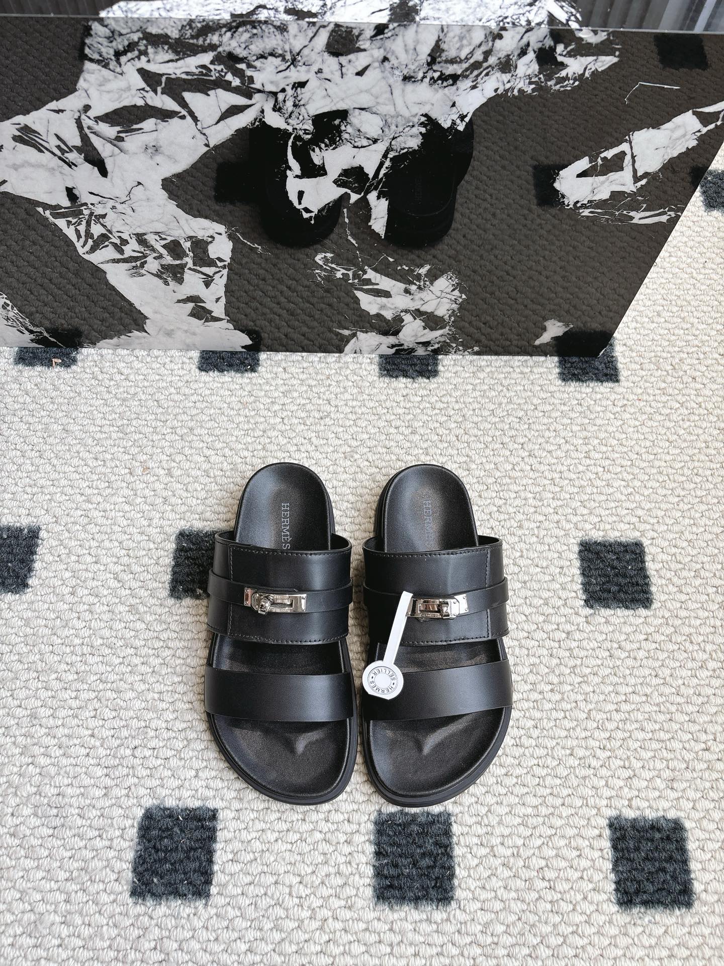 NO:165105,Men's size Hermes 2025 new second uncle drag series (couple model) Second uncle slippers that have always been very popular. They are all very good at any combination!  !  !  Imported cowhide/Niuli, outsole, Tpu non-slip and wear-resistant, women's size 34-40# (41.42 custom) men's size 39-45# (45 custom made), slippers, hermes, hermes, slippers, cowhide19860909男码 Hermes 爱马仕2025新款二舅拖系列（情侣款）一直都很火爆的二舅拖鞋 随意各种搭配都很棒！！！ 材料进口牛皮/牛里 大底Tpu防滑耐磨大底 女码34～40#（41.42定） 男码39～45#（45定做）,拖鞋,hermes,hermes,slippers,cowhide,Women's Shoes