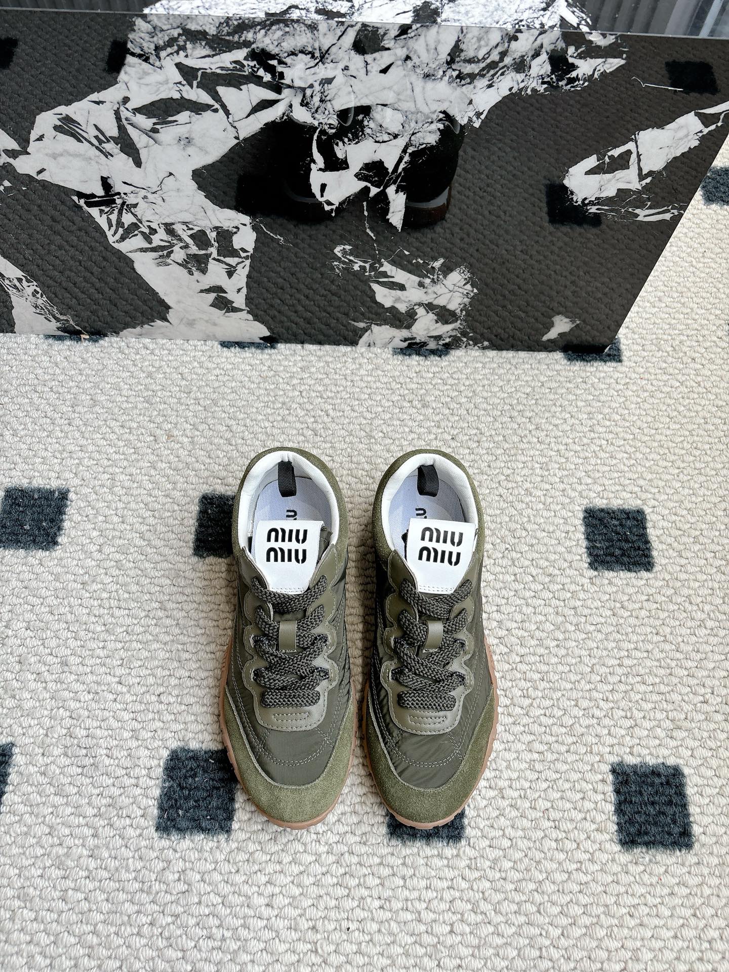 NO:165099,Purchase grade MiuMi* 25ss Spring and summer new style Cookie shoes Forrest Gump shoes Casual sneakers Miumiu latest hits Avant-garde and bold design, Miu Miu style is integrated with the simple lines of this thick-soled canvas sneaker, the chic logo is decorated on the tongue and back of the shoe, embellished with retro design, adding iconic elements!  Thick sole design defines avant-garde modern style. Original custom fabric/beef velvet. Original imported soft lamb wool. Original open mold-proof rubber outsole. Size#35-40 (40 customization without return or exchange), casual shoes/sports shoes, miumiu, sneakers19860909代购级 MiuMi* 缪缪 25ss 春夏新款 饼干鞋 阿甘鞋休闲运动鞋 miumiu最新爆款 前卫大胆的设计,Miu Miu风格融于此款厚底帆布运动鞋的简约线条, 别致徽标饰于鞋舌与背面,点缀复古设计,平添标志性元素！厚底设计定义前卫的现代风格 面料原版定制布料/牛反绒 内里原版进口柔软羊羔毛 鞋底原版开模防滑橡胶大底 Size#35-40（40定制不退换）,休闲鞋/运动鞋,miumiu,sneakers,Women's Shoes