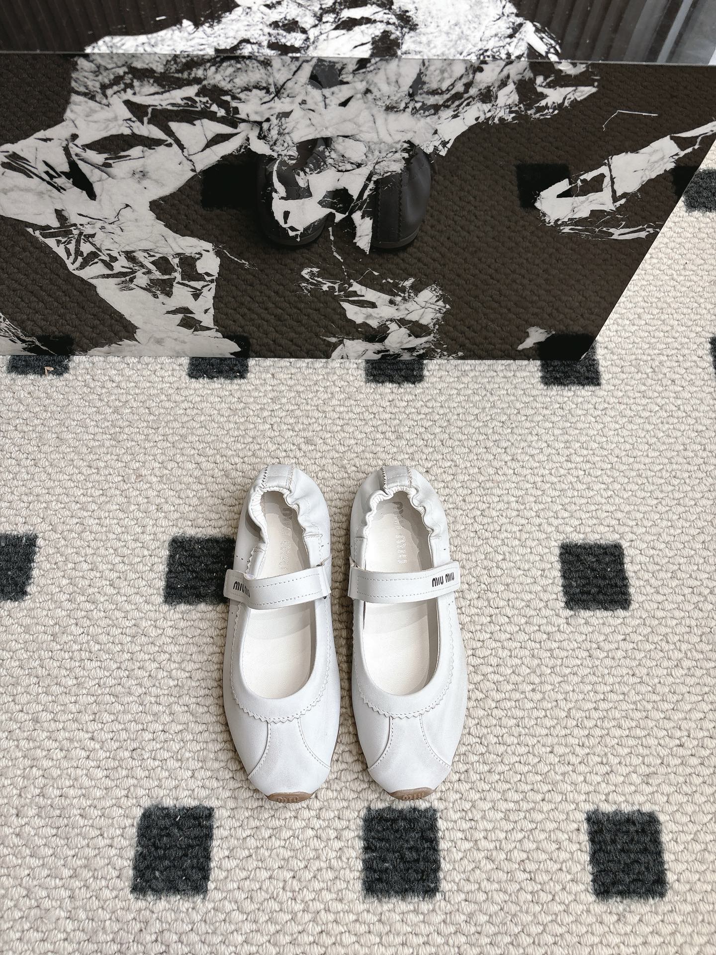 NO:165097,MiuMiu Spring and Summer New Velcro Mary Jane Shoes Ballet Shoes Flat Single Shoes Sneakers Lazy Shoes Official Spring and Summer Show New, fashionable and versatile, salty and sweet, not grinding at all, super age-reducing, super invincible and versatile. Customized upper imported high mercerized beef velvet size 35-40, ballet shoes, miumiu, mary jane, socks19860909MiuMiu 缪缪春夏新款 魔术贴玛丽珍鞋芭蕾舞鞋平底单鞋 一脚蹬懒人鞋 官方春夏走秀新款,时髦百搭·即可咸又可甜·一点也不磨脚·无论光脚穿还是搭配袜子穿都超级减龄 超级无敌百搭. 鞋面定制进口高丝光牛反绒 码数35-40,芭蕾舞鞋,miumiu,mary jane,socks,Women's Shoes