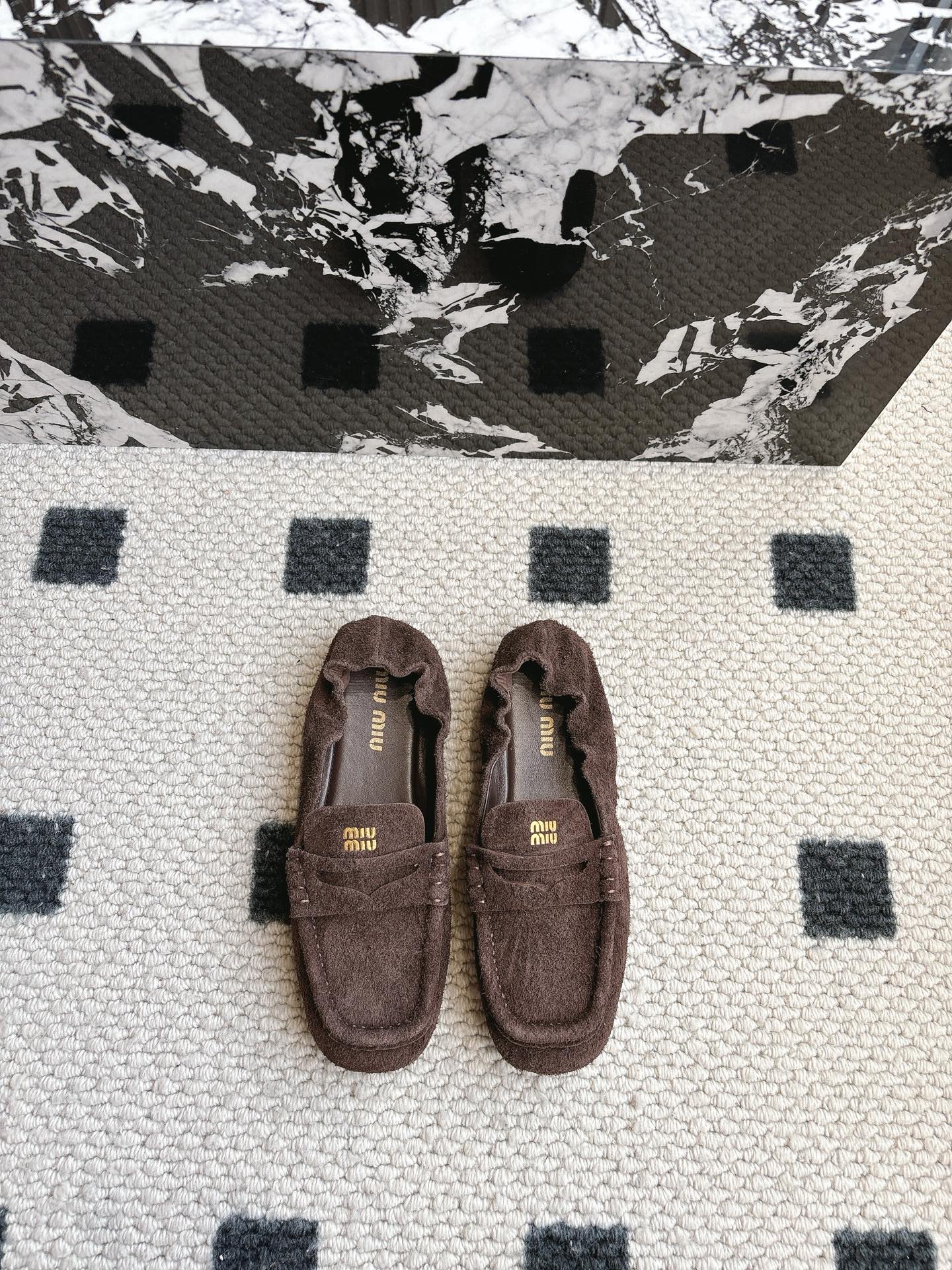 NO:235518,Miu Miu 25ss Spring and Summer Brock Loafers This Brock Shoes has simple and classic lines, decorated with Miu Miu logo and other metal details. The upper is made of imported suede, sheepskin lining, tongue embossed logo. The sole uses original open mold rubber outsole. Size#35-40 (40 custom made without return or exchange), single shoes, miumiu, loafers, sheepskin, chamois leather19860909Miu Miu 25ss 春夏季 布洛克乐福鞋 这款布洛克鞋线条简约设计经典,饰以Miu Miu徽标 等金属细节. 鞋面采用了进口麂皮 羊皮衬里 鞋舌压花徽标 鞋底采用原版开模橡胶大底 Size#35-40（40订做不退换）,单鞋,miumiu,loafers,sheepskin,chamois leather,Women's Shoes