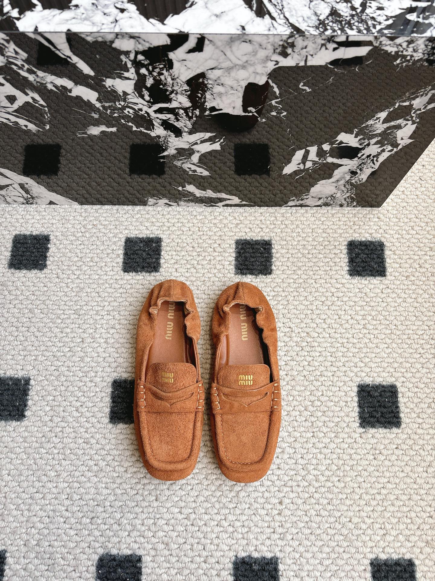 NO:235521,Miu Miu 25ss Spring and Summer Brock Loafers This Brock Shoes has simple and classic lines, decorated with Miu Miu logo and other metal details. The upper is made of imported suede, sheepskin lining, tongue embossed logo. The sole uses original open mold rubber outsole. Size#35-40 (40 custom made without return or exchange), single shoes, miumiu, loafers, sheepskin, chamois leather19860909Miu Miu 25ss 春夏季 布洛克乐福鞋 这款布洛克鞋线条简约设计经典,饰以Miu Miu徽标 等金属细节. 鞋面采用了进口麂皮 羊皮衬里 鞋舌压花徽标 鞋底采用原版开模橡胶大底 Size#35-40（40订做不退换）,单鞋,miumiu,loafers,sheepskin,chamois leather,Women's Shoes