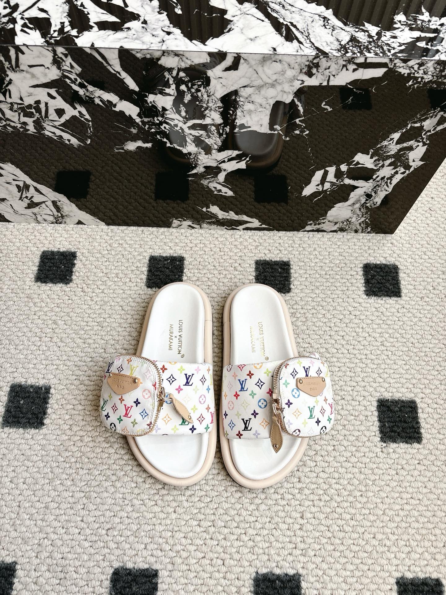 NO:235512,Men and women LV x TM Murakami Takashi Co-branded model Black and white tri-color Velcro wallet bread Flat sandals Original purchase and development Made this model Pool Pillow Comfort Sandals are from the cross-border collaboration series of Louis Vuitton and Japanese artist Takashi Murakami, which uses bright Monogram patterns to highlight the iconic colorful colors of the artist's pen. The wide-lined Velcro shoelaces with zipper bags release their attention, tough insoles and lightweight outsoles to create a comfortable experience. The delivery counter is exquisitely packaged Fabric: Original customized technology fabric fabric Sole thickness 4CM Size: Men and women 35-44, slippers, louis vuitton, louis vuitton, slippers, wallets19860909男女款 LV x TM村上隆 联名款 黑白三彩 魔术贴 钱包 面包 平底凉拖鞋 原版购入开发 做货 本款 Pool Pillow Comfort 凉拖出自路易威登与日本艺术家村上隆的跨界合作系列,以明丽 Monogram 图案彰显艺术家笔下标志性的缤纷色彩.配有拉链袋的宽幅加衬魔术贴鞋带释放瞩目个性,韧性鞋垫和轻盈凸纹外底成就舒适体验 配送专柜精美包装 面料:原版定制科技织物面料 底厚4CM Size:男女款35-44,拖鞋,louis vuitton,louis vuitton,slippers,wallets,Women's Shoes