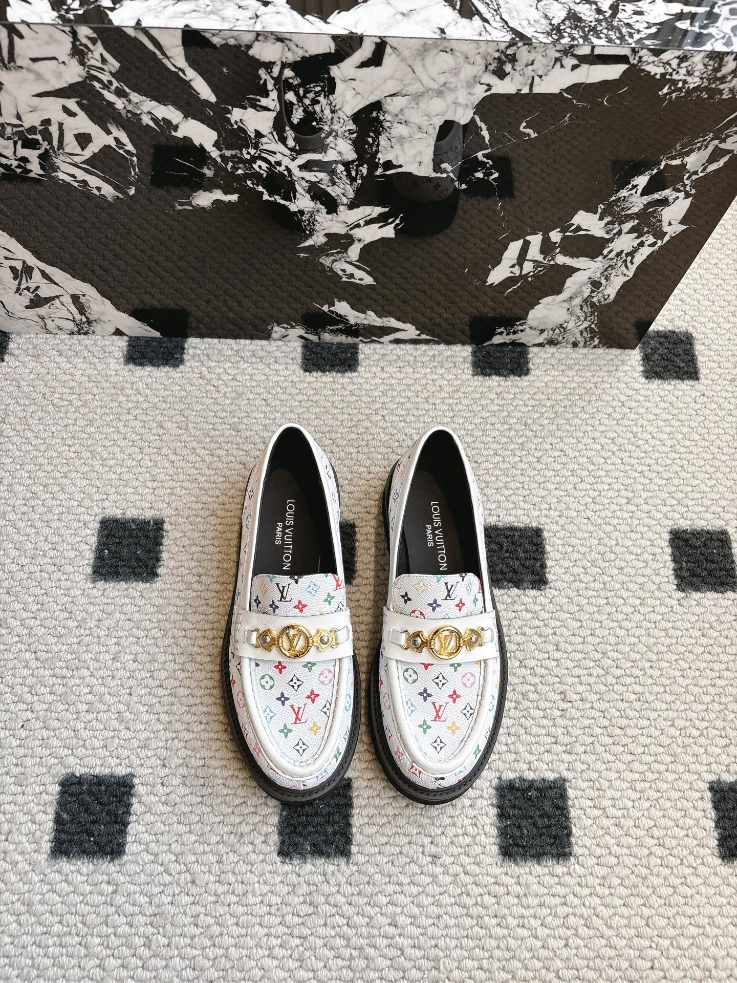 NO:232205,(Top version) L Donkey vs. autumn and winter new casual shoes series... [Sponge cake thick-soled loafers] Original details, super genuine style, super good-looking, super atmospheric on the feet, with temperament, fashionable and sporty style, and excellent comfort... Fabric: Original custom edge beads Inner: Original custom cowhide foot pads: Original imported cowhide Outsole: Original mold-opening anti-slip sole Sole: 5cm Size: 35-39 (for women 40 customization without return) Color: Synchronous update of official website, loafers, louis vuitton, loafers, cowhide19860909（顶级版本） L驴牌vs秋冬新款休闲鞋系列……【松糕厚底乐福鞋】 原版细节,超正版型,超级好看,上脚超大气,自带气质,时尚运动风,舒适度特别棒…… 面料:原版定制开边珠 内里:原版定制牛皮 垫脚:原版进口牛皮 大底:原版开模防滑大底 底高:5cm 码数:35-39（女40定制不退换） 颜色:官网同步更新,乐福鞋,louis vuitton,loafers,cowhide,Women's Shoes