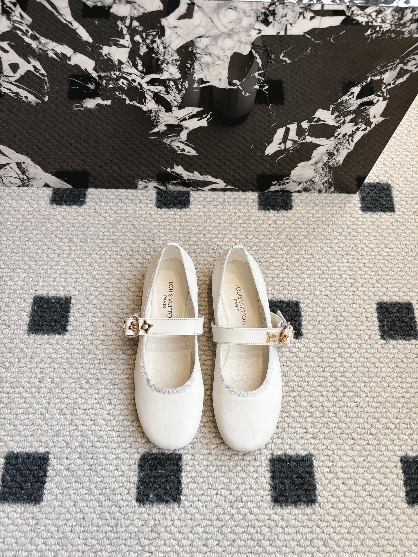 NO:232195,(Exclusive top-level) louis vuitton ss25 new arrival~ LV Louis Vuitton 25 spring and summer series Mary Jane new product simple and exquisite, full of high-end feel, showing elegant temperament~ It looks super beautiful on the feet, full of summer shoes with awesome cowhide 3D printing, sheepskin lining, Italian imported leather sole size 35-39 (40 41 custom made without return), ballet shoes, louis vuitton, louis vuitton, louis vuitton, louis vuitton, mary jane, cowhide, sheepskin, Leather soles19860909（独家顶级） louis vuitton ss25 new arrival～ LV路易威登25春夏系列玛丽珍新品 简约精致,高级感满满,尽显优雅气质～ 上脚超好看,拉满了夏日美鞋绝绝子啊 鞋面牛皮3D打印,羊皮内里, 意大利进口真皮大底 size 35-39（40 41订做不退换）,芭蕾舞鞋,louis vuitton,louis vuitton,louis vuitton,mary jane,cowhide,sheepskin,Leather soles,Women's Shoes