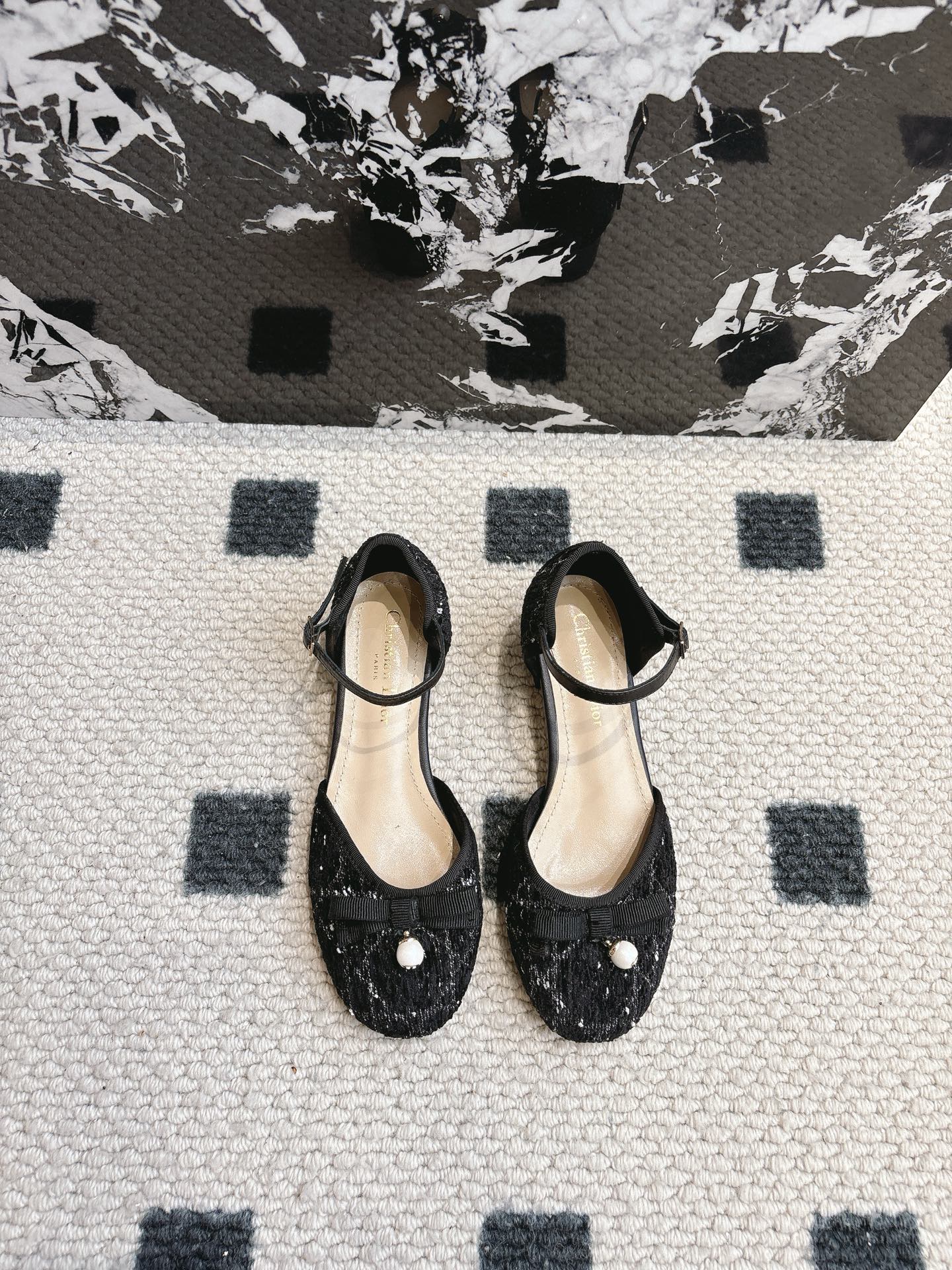 NO:231397,25/Dio Spring and Summer Pearl Single Shoes New Products Lambskin Upper, classic diamond embroidery, paired with small pearls, a super beautiful item. Original custom pearl logo embellishment, exquisite and elegant existence, beautiful to the heart. Upper sheepskin inner sheepskin outsole Italian leather outsole size35-40 (40.41.42 custom made without return or exchange), single shoes, sheepskin, Leather soles1986090925/迪奧春夏珍珠单鞋新品 小羊皮鞋面,做经典菱格刺绣,搭配小珍珠,超美的一款单品 原版定制珍珠logo点缀 精致优雅的存在 美到心巴上了. 鞋面羊皮 內里羊皮 大底意大利真皮大底 size35-40（40.41.42定做不退换）,单鞋,sheepskin,Leather soles,Women's Shoes