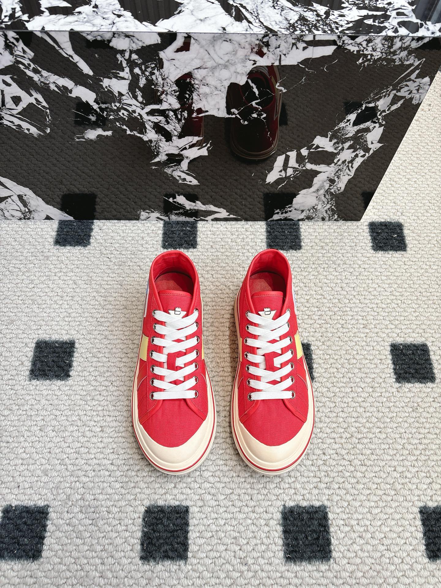 NO:231391,Men's purchasing grade BOTTEG* VENETA BV25ss New retro Eliot sneakers are now on the market! BV's new Eliot is inspired by retro basketball shoes, and the childlike colors are youthful and energetic! The same style for men and women, you can wear couple shoes. The whole shoe is breathable and comfortable, the canvas upper is light, and the upper is spliced ​​with soft and luxurious sheepskin inlay. The red line on each shoe is hand-painted, which is more tasteful and attitude! Size#Women's 35-40 (40 custom-made no return or exchange) #Men's 39-45 (45 custom-made no return or exchange), casual shoes/sports, bottega veneta, bottega veneta, bottega veneta, sneakers, sheepskin19860909男代购级 BOTTEG* VENETA BV25ss 新款复古Eliot运动鞋上市即封神! BV全新的 Eliot 以复古篮球鞋为设计灵感,童趣 的色彩焕发青春活力!男女同款,可以做情侣鞋穿着哦 整个鞋子透气舒适,帆布鞋面自重轻盈,鞋帮 拼接处以柔软奢华的羊皮镶嵌包裹 每只鞋边的红线均为手工绘画,更具品味与态度喔! Size#女35-40（40订做不退换）  #男39-45（45订做不退换）,休闲鞋/运动鞋,bottega veneta,bottega veneta,sneakers,sheepskin,Women's Shoes