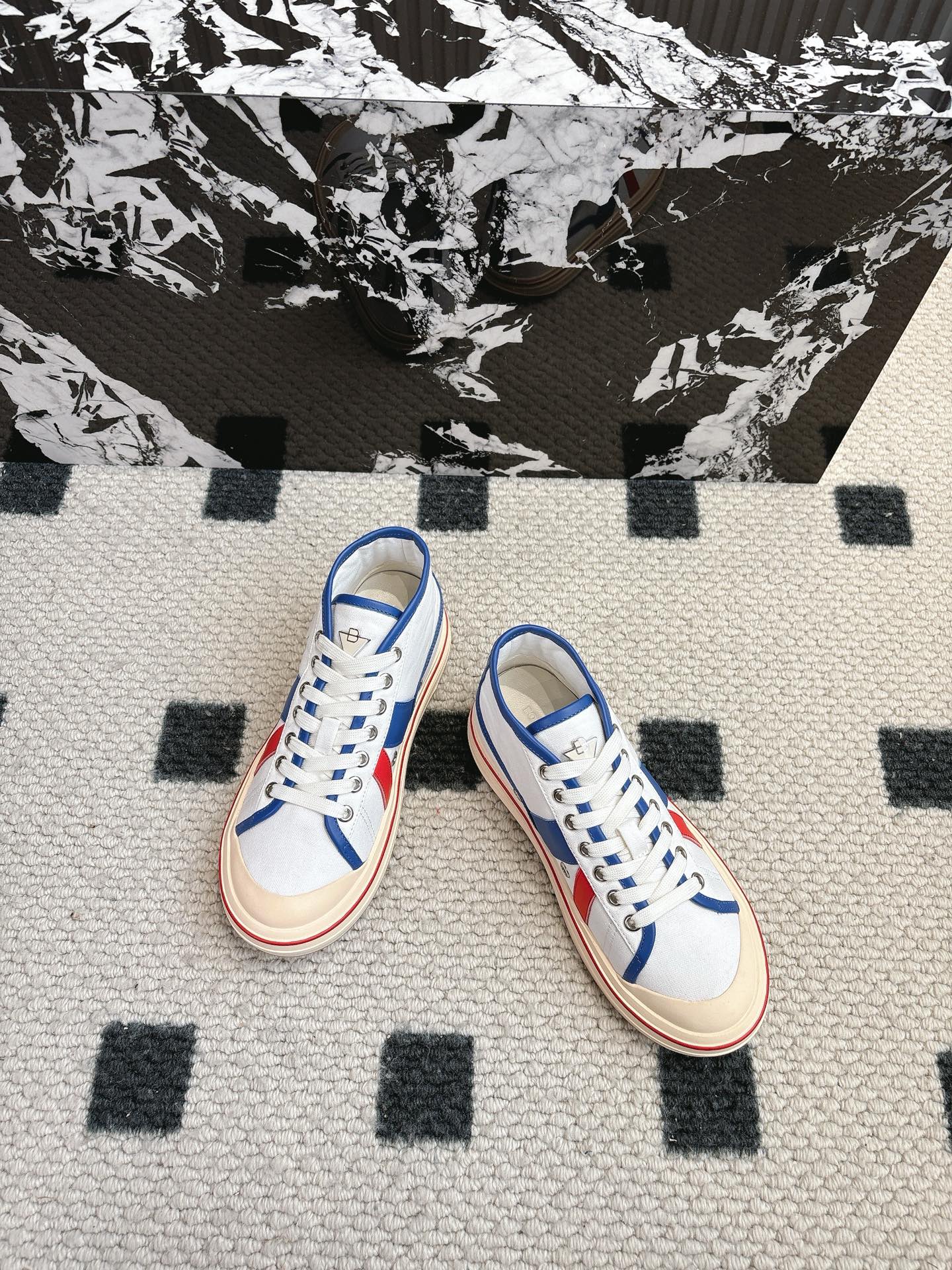 NO:231394,Men's purchasing grade BOTTEG* VENETA BV25ss New retro Eliot sneakers are now on the market! BV's new Eliot is inspired by retro basketball shoes, and the childlike colors are youthful and energetic! The same style for men and women, you can wear couple shoes. The whole shoe is breathable and comfortable, the canvas upper is light, and the upper is spliced ​​with soft and luxurious sheepskin inlay. The red line on each shoe is hand-painted, which is more tasteful and attitude! Size#Women's 35-40 (40 custom-made no return or exchange) #Men's 39-45 (45 custom-made no return or exchange), casual shoes/sports, bottega veneta, bottega veneta, bottega veneta, sneakers, sheepskin19860909男代购级 BOTTEG* VENETA BV25ss 新款复古Eliot运动鞋上市即封神! BV全新的 Eliot 以复古篮球鞋为设计灵感,童趣 的色彩焕发青春活力!男女同款,可以做情侣鞋穿着哦 整个鞋子透气舒适,帆布鞋面自重轻盈,鞋帮 拼接处以柔软奢华的羊皮镶嵌包裹 每只鞋边的红线均为手工绘画,更具品味与态度喔! Size#女35-40（40订做不退换）  #男39-45（45订做不退换）,休闲鞋/运动鞋,bottega veneta,bottega veneta,sneakers,sheepskin,Women's Shoes