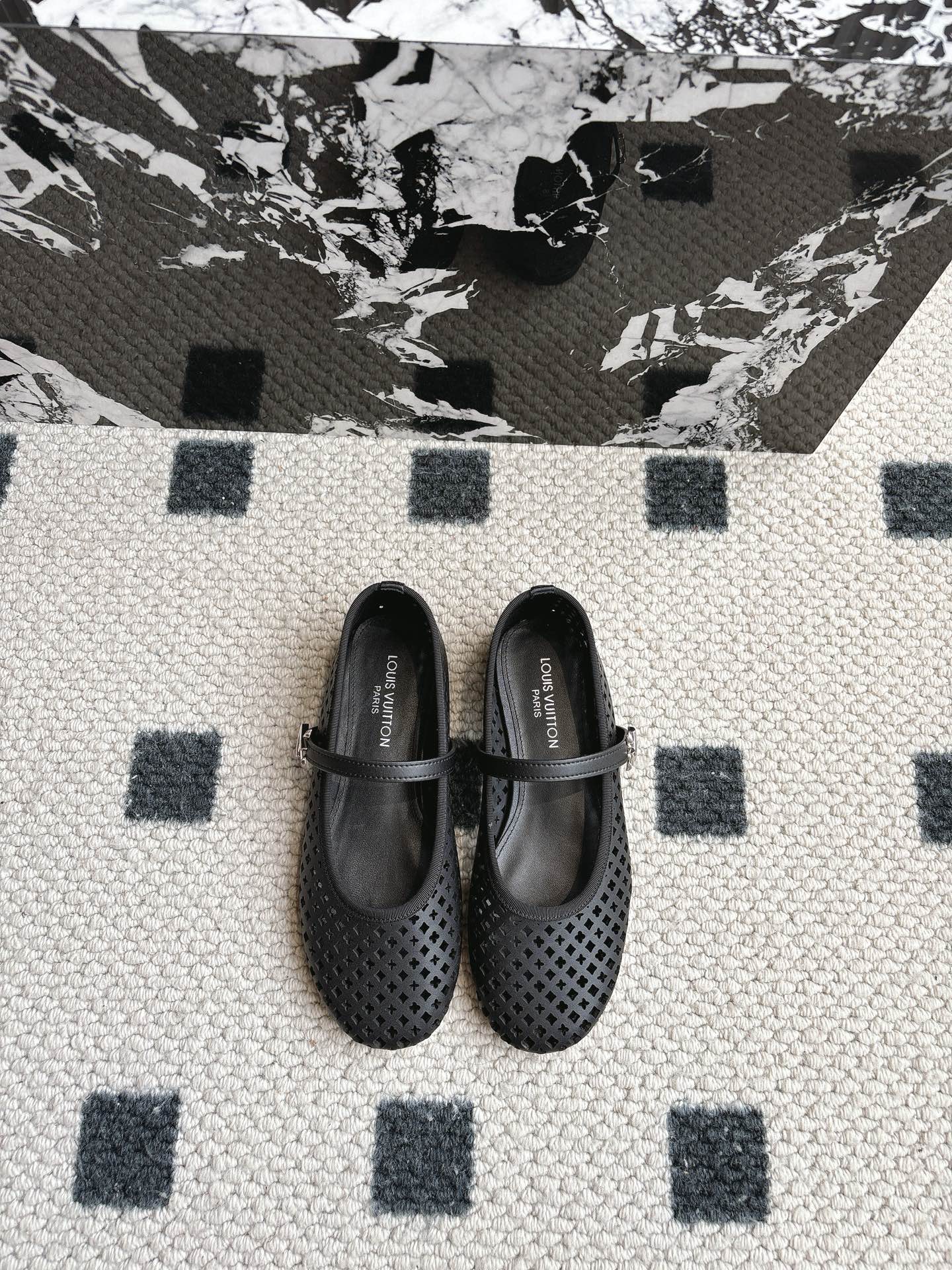 NO:232197,Top quality louis vuitton ss25 new arrival~ LV 2025 spring and summer series ballet shoes new product cowhide upper   laser punching technology, full of details and texture Simple and exquisite ballet shoes are very playful and age-reducing temperament~ It looks super good on the feet~ It is a perfect summer shoes full of beautiful shoes. Upper cowhide   laser punching sheepskin lining/footpad imported from Italy imported leather sole Size: 35-39 (40 41 customization without return and exchange), ballet shoes, louis vuitton, louis vuitton, cowhide, sheepskin, Leather soles19860909顶级品质 louis vuitton ss25 new arrival～ LV 2025春夏系列芭蕾舞鞋新品 牛皮鞋面 激光冲孔工艺,细节质感拉满 简约精致的芭蕾舞鞋非常的俏皮减龄气质～ 上脚超好看～拉满了夏日美鞋绝绝子啊 鞋面牛皮 激光冲孔 羊皮内里/垫脚 意大利进口真皮大底 Size: 35-39（40 41定制不退换）,芭蕾舞鞋,louis vuitton,louis vuitton,cowhide,sheepskin,Leather soles,Women's Shoes