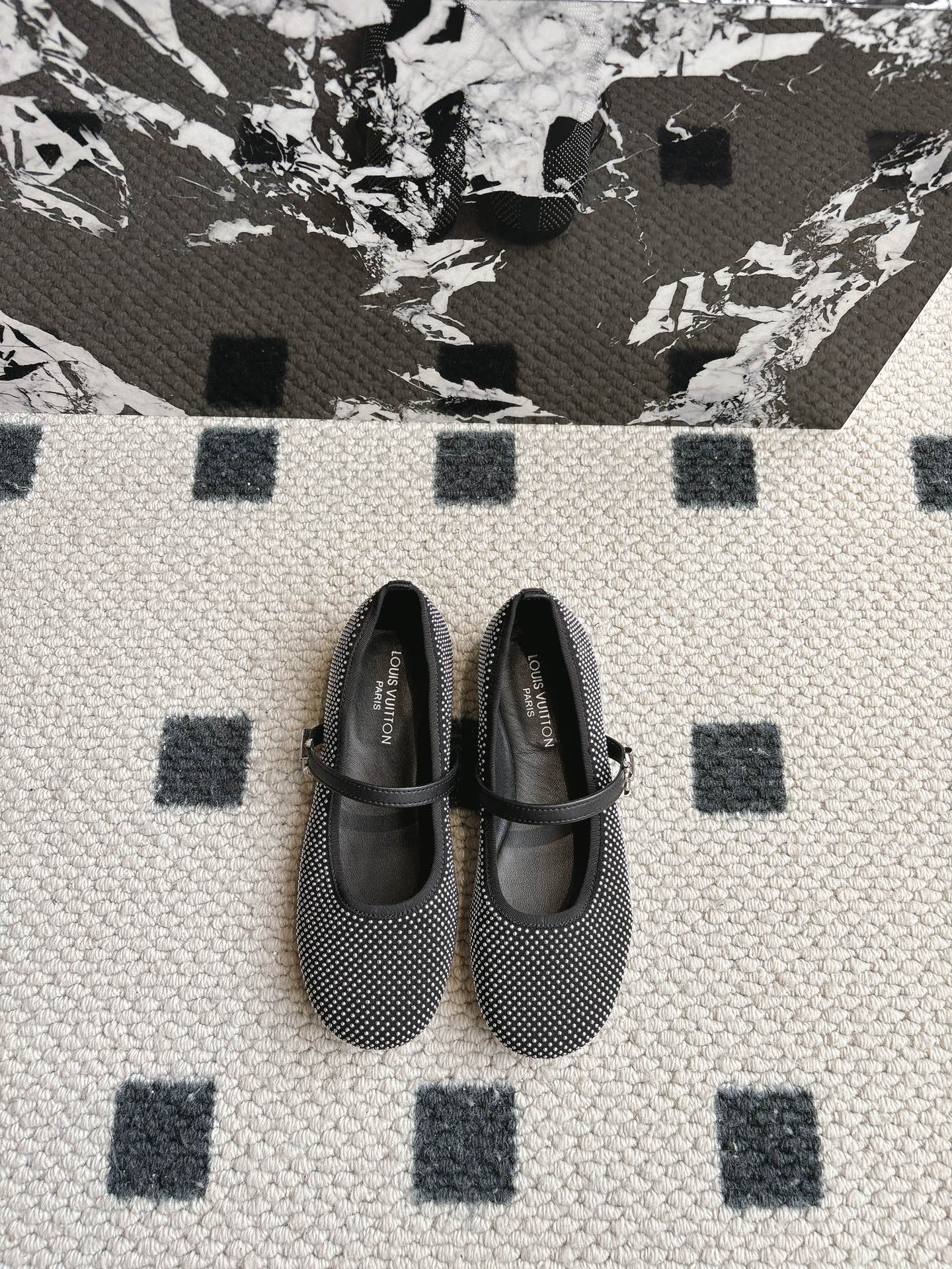 NO:232199,Top quality louis vuitton ss25 new arrival~ LV 2025 spring and summer series ballet shoes new product cowhide upper   laser punching technology, full of details and texture Simple and exquisite ballet shoes are very playful and age-reducing temperament~ It looks super good on the feet~ It is a perfect summer shoes full of beautiful shoes. The upper is satin-shaped nail beads   leather sheepskin lining/footpad imported Italian leather sole Size: 35-39 (40 41 customization without return or exchange), ballet shoes, louis vuitton, louis vuitton, cowhide, sheepskin, silk fabric, Leather soles19860909顶级品质 louis vuitton ss25 new arrival～ LV 2025春夏系列芭蕾舞鞋新品 牛皮鞋面 激光冲孔工艺,细节质感拉满 简约精致的芭蕾舞鞋非常的俏皮减龄气质～ 上脚超好看～拉满了夏日美鞋绝绝子啊 鞋面绸缎面烫钉珠 配皮 羊皮内里/垫脚 意大利进口真皮大底 Size: 35-39（40 41定制不退换）,芭蕾舞鞋,louis vuitton,louis vuitton,cowhide,sheepskin,silk fabric,Leather soles,Women's Shoes