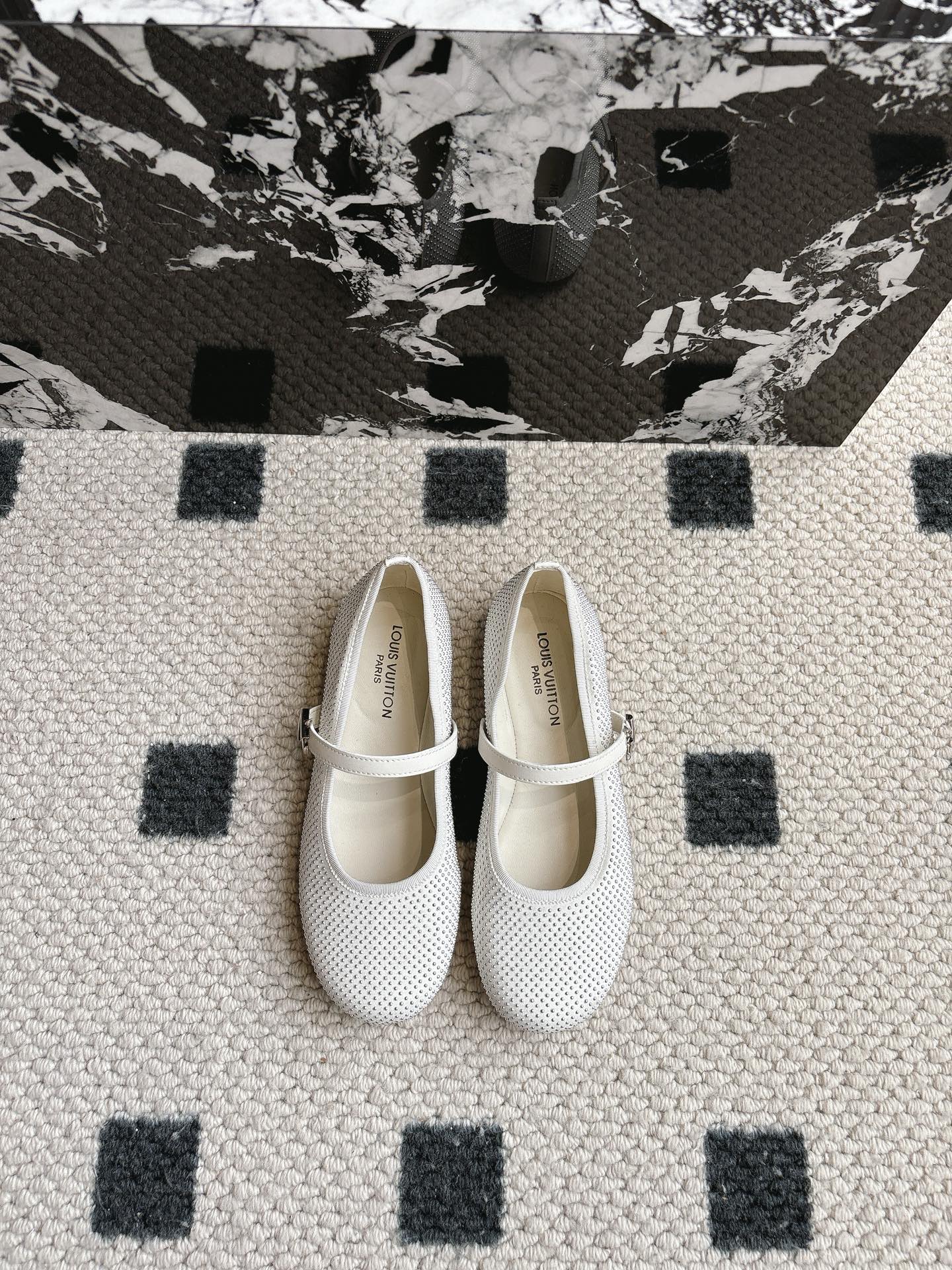 NO:232201,Top quality louis vuitton ss25 new arrival~ LV 2025 spring and summer series ballet shoes new product cowhide upper   laser punching technology, full of details and texture Simple and exquisite ballet shoes are very playful and age-reducing temperament~ It looks super good on the feet~ It is a perfect summer shoes full of beautiful shoes. The upper is satin-shaped nail beads   leather sheepskin lining/footpad imported Italian leather sole Size: 35-39 (40 41 customization without return or exchange), ballet shoes, louis vuitton, louis vuitton, cowhide, sheepskin, silk fabric, Leather soles19860909顶级品质 louis vuitton ss25 new arrival～ LV 2025春夏系列芭蕾舞鞋新品 牛皮鞋面 激光冲孔工艺,细节质感拉满 简约精致的芭蕾舞鞋非常的俏皮减龄气质～ 上脚超好看～拉满了夏日美鞋绝绝子啊 鞋面绸缎面烫钉珠 配皮 羊皮内里/垫脚 意大利进口真皮大底 Size: 35-39（40 41定制不退换）,芭蕾舞鞋,louis vuitton,louis vuitton,cowhide,sheepskin,silk fabric,Leather soles,Women's Shoes