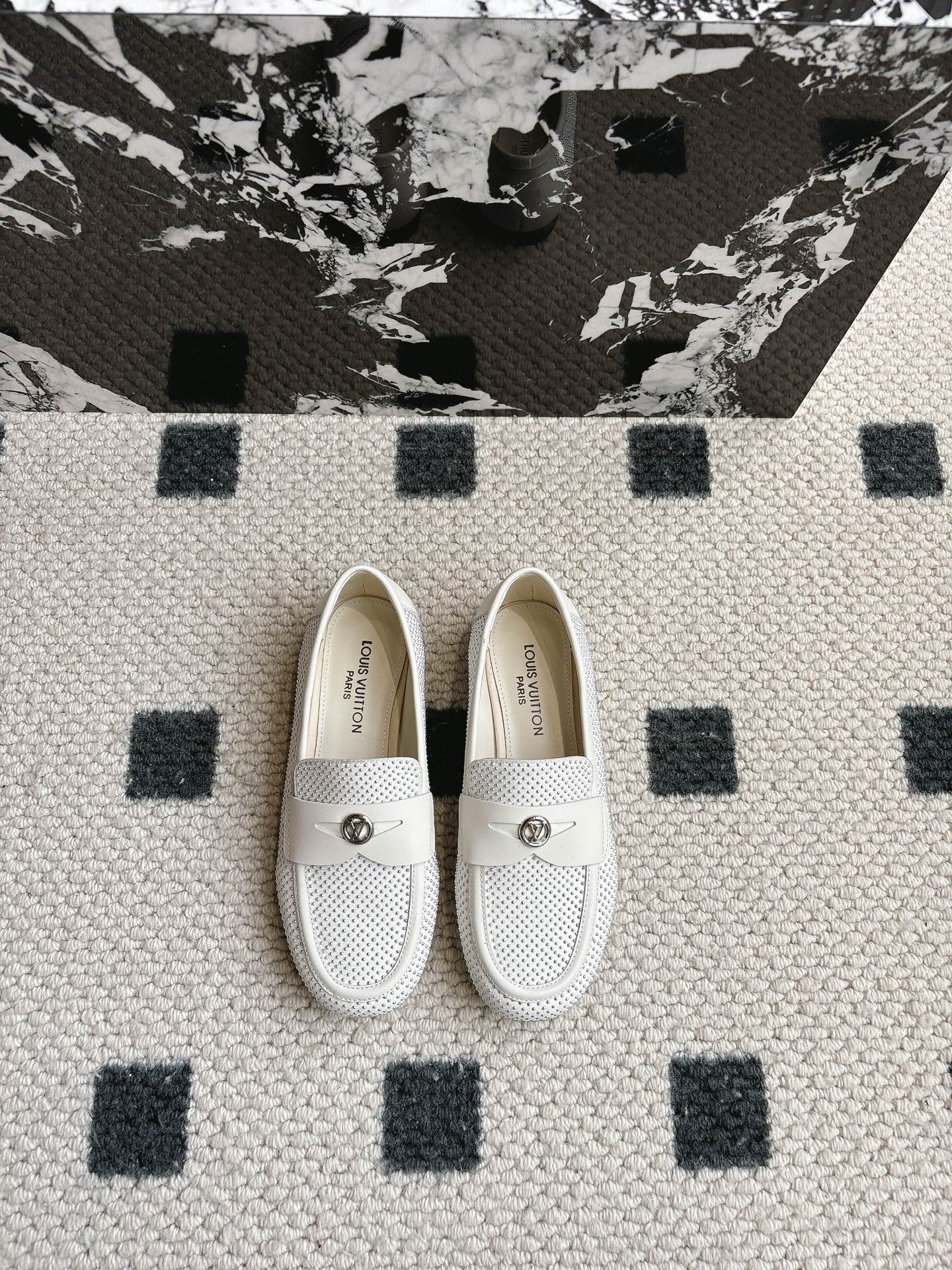 NO:232203,Top quality louis vuitton 25ss new arrival~ Lv 2025 spring and summer new minimalist flat loafers classic and durable and practical ~ very casual but not lacking in fashion and comfort. Fashionable items are beautiful and easy to wear~ Paired with socks to reduce age!  Upper satin beads   leather sheepskin lining/footpad imported from Italy Size: 35-39 (40 41 custom made without return), ballet shoes, louis vuitton, louis vuitton, loafers, sheepskin, silk fabric, Leather soles, socks19860909顶级品质 louis vuitton 25ss new arrival～ Lv 2025春夏新款极简平底乐福鞋 经典耐看实用～很随性但不乏时尚和舒适度 时髦单品好看又好穿～搭配个袜子超减龄哦！ 鞋面绸缎面烫钉珠 配皮 羊皮内里/垫脚 意大利进口真皮大底 Size: 35-39（40 41定制不退换）,芭蕾舞鞋,louis vuitton,louis vuitton,loafers,sheepskin,silk fabric,Leather soles,socks,Women's Shoes