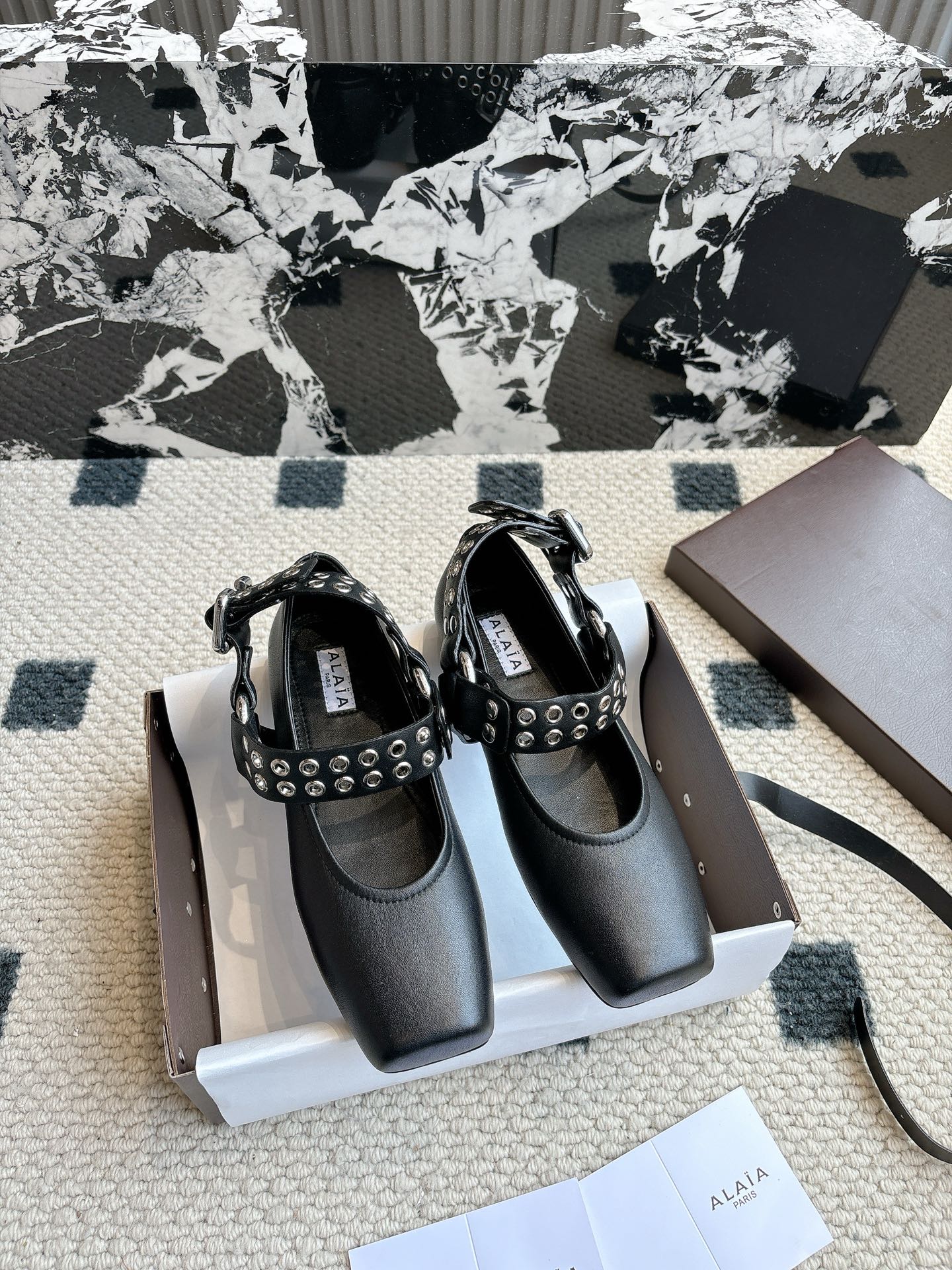 NO:258806,Exclusive new product Alaia 25 Fw square-toe ballet shoes. The metal hole-hole design feels full, and the buckle adds a cute atmosphere. It is very suitable for sweet and cool girls with soft and romantic square-toe shoes. The traditional ballet style has more possibilities for display and can be combined with contemporary fashion. The ballet elements with full femininity are more than one style. They are both rigid and soft, both elegant and powerful, which is the best way to open the ballet shoes. Upper imported sheepskin/imported suede/imported horsehair inner sheepskin sole Italian genuine leather sole Size#35-42 (40 41 42 customized without return or exchange), ballet shoes, alaia, sheepskin, chamois leather19860909独家新品 Alaia 25 Fw方头芭蕾舞鞋 金属洞洞眼设计感十足,一字搭扣又增添了可爱的氛围.非常适合甜酷风女孩具有柔美浪漫气息的方头单鞋,传统的芭蕾风格具有了更多施展的可能性,也更能与当代时尚结合. 女性气质十足的芭蕾元素可不只一种风格,刚柔并济,既优雅又有力量,才是芭蕾舞鞋最好的打开方式. 鞋面进口绵羊皮/进口麂皮/进口马毛 内里羊皮内里 鞋底意大利真皮鞋底 Size#35-42（ 40 41 42订做不退换）,芭蕾舞鞋,alaia,sheepskin,chamois leather,Women's Shoes