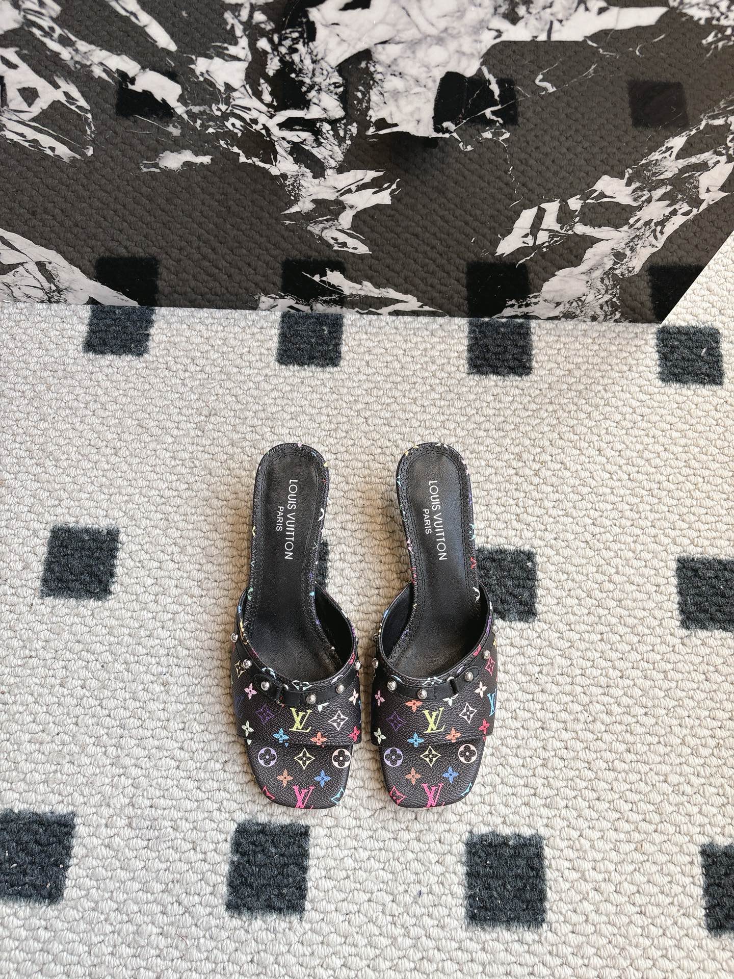 NO:258804,LouisVuitto* 25ss Spring and Summer New Black and White Three Color Cat Heel Flat-soled Sandals It is hard not to doubt whether it has borrowed from the Tang Sancai of the Tang Dynasty as the basis and innovated into the classic LV logo, using colors and large-area base colors of the upper as a comparison, creating the white three color or black three color element style of the upper, creating another classic style!  Super beautiful!  Unspeakable fashion!  Daily versatility is no problem, and it has the significance of changes and development of the times!  Kittens are super easy to wear, and the summer atmosphere is full of!  Original custom fabric, Neli Niuli, Outsole, Imported Italian leather sole, Shoe size 35-41 (40.41 custom made without return, slippers, louis vuitton, louis vuitton, slippers, Leather soles19860909LouisVuitto* 25ss春夏新款 黑白三彩猫跟平底凉拖 很难不怀疑是不是借鉴了唐朝的唐三彩作为基础,创新成lv经典标志logo,采用彩色以及鞋面的大面积底色作为对比,创造出鞋面的白三彩或者是黑三彩元素风格,成就了又一个经典款！上脚超级美腻！说不出来的时尚！日常百搭不在话下,而且很有时代的变迁发展的意义！小猫跟超级好穿,上脚满满的夏日氛围！ 材质原版定制面料 内里牛里 大底意大利进口真皮大底 鞋码35-41（40.41定制不退换,拖鞋,louis vuitton,louis vuitton,slippers,Leather soles,Women's Shoes