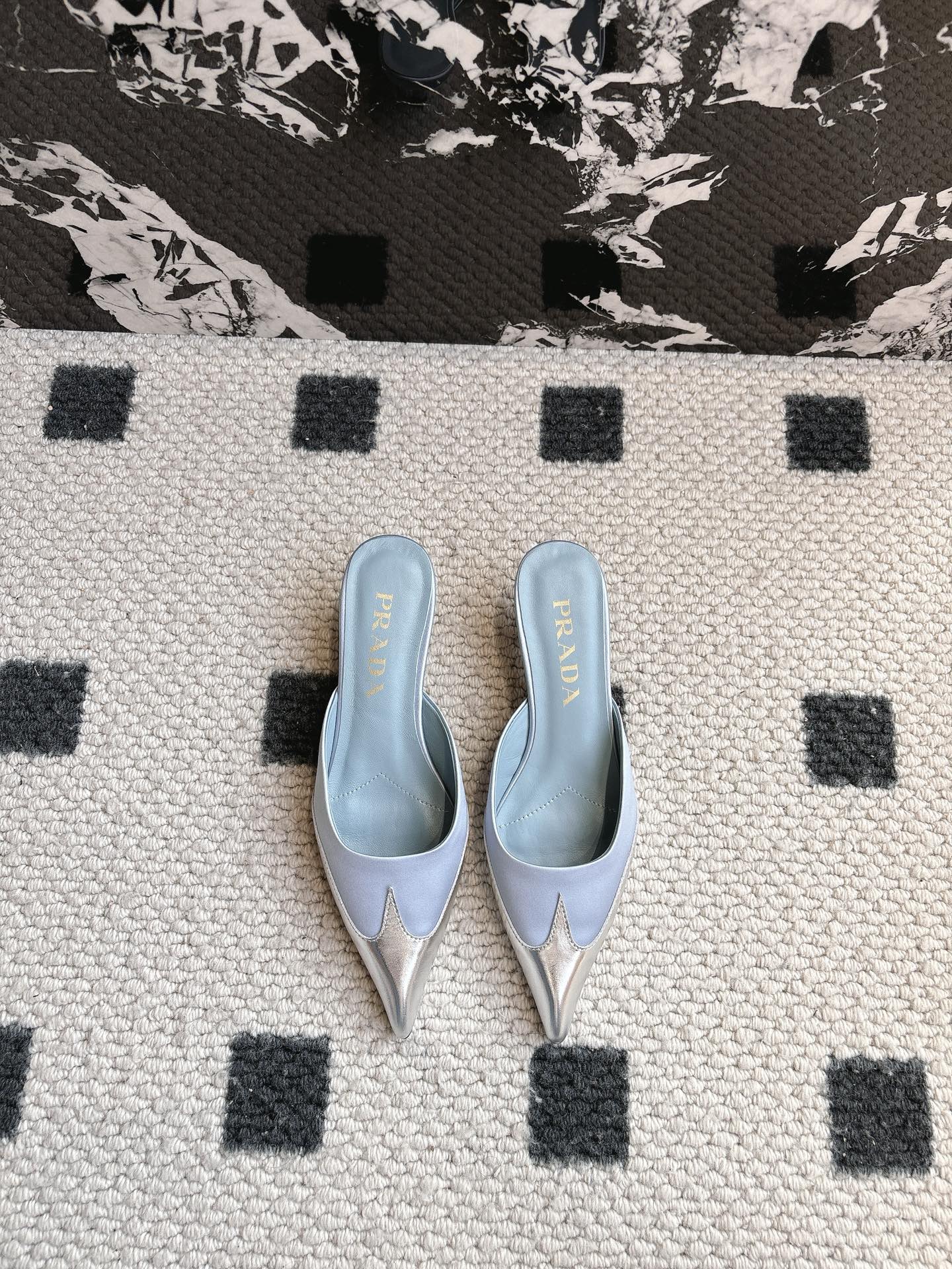 NO:258793,Prad* Prad* 25 early spring new beautiful pointed toe color-blocking high heel shoes This season is so surprising, the long-lost minimalist beauty in the fashion industry, dopamine color matching, effortless elegant style coming to fashion, exquisite, beautiful wear is the fashionable essence of fairy piaopiao. Original 1:1 custom imported silk fabric sheepskin lining Italian imported leather outsole size 35-39 # 40 Customized non-return, semi-torque, prada, prada, sheepskin, real silk, Leather soles19860909Prad*普拉达 25早春新款绝美尖头拼色高跟单鞋 这一季太让人惊喜了,时尚界久违的极简之美,多巴胺配色 毫不费力的优雅风来袭时髦 精致 绝美穿上就是仙飘飘的时髦精 原版1:1订制进口真丝布面料 羊皮内里 意大利进口真皮大底 码数35-39 # 40定制不退换,半拖,prada,prada,sheepskin,real silk,Leather soles,Women's Shoes