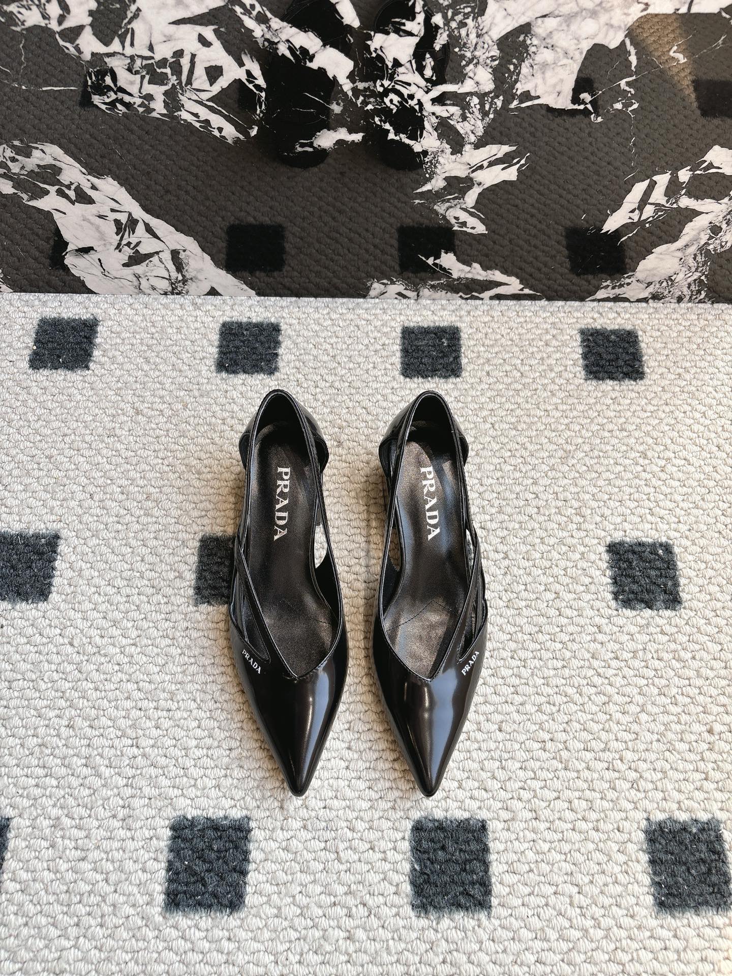 NO:258803,Purchase grade Prada 25ss New beautiful pointed toe heels in early spring The minimalist beauty in the fashion industry Classic fashion color scheme The effortless elegance is coming. Fashionable, exquisite, beautiful Baotou pointed toe. Opening the edge beads, fashionable and simple new style of daily slippers, beautiful and high-end slippers. This style is super good on the feet and can lengthen the legs. Original imported silk / cowhide, inner sheepskin inner leather sole, heel height 6.5cm Size#35-41 (40 41 41 custom made without return), sandals, prada, sandals, slippers, cowhide, sheepskin, real silk19860909代购级 Prada 25ss 早春新款绝美尖头跟鞋 时尚界久违的极简之美 经典时尚配色 毫不费力的优雅风来袭 时髦 精致 绝美 包头尖头 开边珠外穿时尚气质简约新款日常拖鞋美出高级感拖鞋这款上脚超好而且可以拉长腿型. 面料原版进口真丝 /牛皮 内里羊皮内里 大底真皮鞋底 跟高6.5cm Size#35-41（40 41 41订做不退换）,凉鞋,prada,sandals,slippers,cowhide,sheepskin,real silk,Women's Shoes