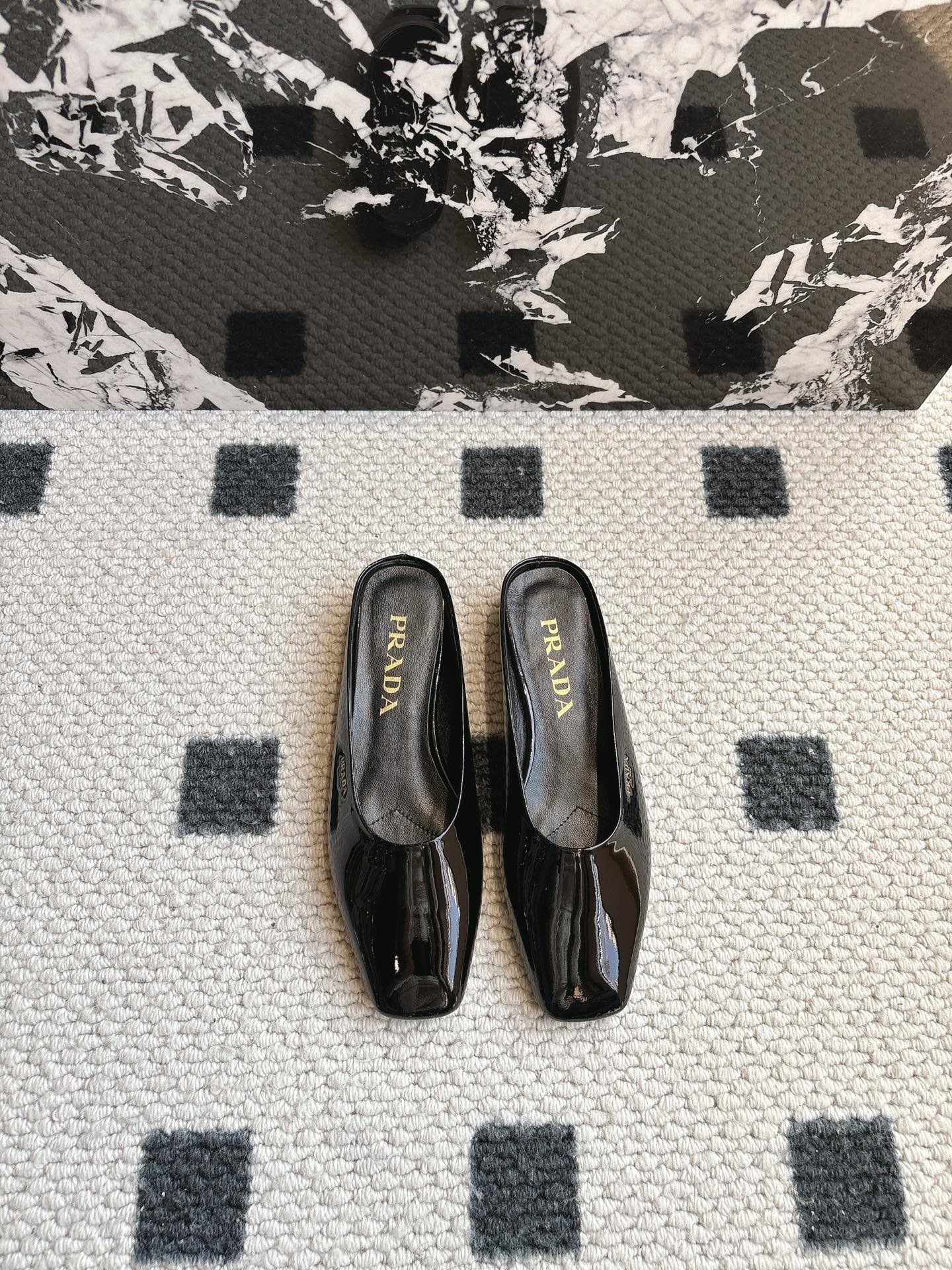 NO:258795,prad* Prad* 25ss early spring new style, beautiful square toe flat-soled Mary Jane, semi-sandals, the long-lost minimalist beauty in the fashion industry, classic and fashionable color scheme, effortless elegant style coming, fashionable, exquisite, beautiful square toe, open-edge beads, fashionable and simple, new everyday single shoes, beautiful and high-end single shoes, this one looks super good on the feet and can lengthen the legs. Original imported patent leather, inner foot pad sheepskin, outsole original genuine leather soles size35-40 (40 custom made, non-return and exchange), semi-travel, prada, prada, sandals, mary jane, sheepskin, Leather soles19860909prad* 普拉达 25ss早春新款 绝美方头平底玛丽珍 半拖/凉鞋 时尚界久违的极简之美 经典时尚配色 毫不费力的优雅风来袭 时髦 精致 绝美 方头 开边珠外穿时尚气质简约新款日常单鞋美出高级感单鞋这款上脚超好看而且可以拉长腿型. 面料原版进口漆皮 内里垫脚羊皮 大底原版真皮大底 size35-40（40 订做不退换）,半拖,prada,prada,sandals,mary jane,sheepskin,Leather soles,Women's Shoes