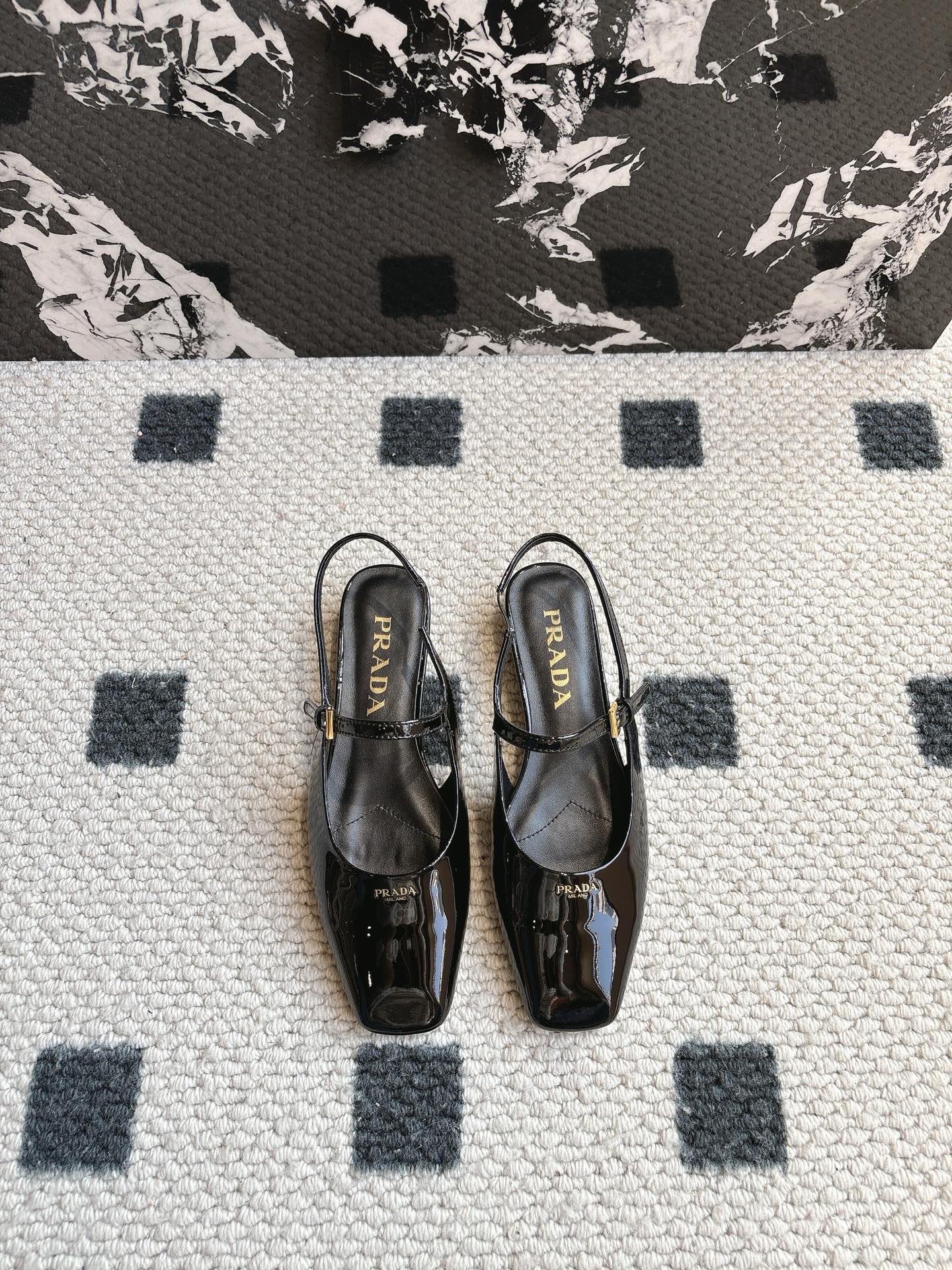 NO:258796,prad* Prad* 25ss early spring new style, beautiful square toe flat sole Mary Jane, semi-sandals, the long-lost minimalist beauty in the fashion industry, classic and fashionable color scheme, effortless elegant style coming, fashionable, exquisite, beautiful square toe, open beads, fashionable and elegant, simple new style of daily single shoes, beautiful and high-end single shoes, this style is super beautiful and can lengthen the legs. Original imported patent leather, inner foot pad sheepskin, outsole original genuine leather sole size35-40 (40 41 custom made, non-return and exchange), semi-trail, prada, prada, sandals, mary jane, sheepskin, Leather soles19860909prad* 普拉达 25ss早春新款 绝美方头平底玛丽珍 半拖/凉鞋 时尚界久违的极简之美 经典时尚配色 毫不费力的优雅风来袭 时髦 精致 绝美 方头 开边珠外穿时尚气质简约新款日常单鞋美出高级感单鞋这款上脚超好看而且可以拉长腿型. 面料原版进口漆皮 内里垫脚羊皮 大底原版真皮大底 size35-40（40 41订做不退换）,半拖,prada,prada,sandals,mary jane,sheepskin,Leather soles,Women's Shoes