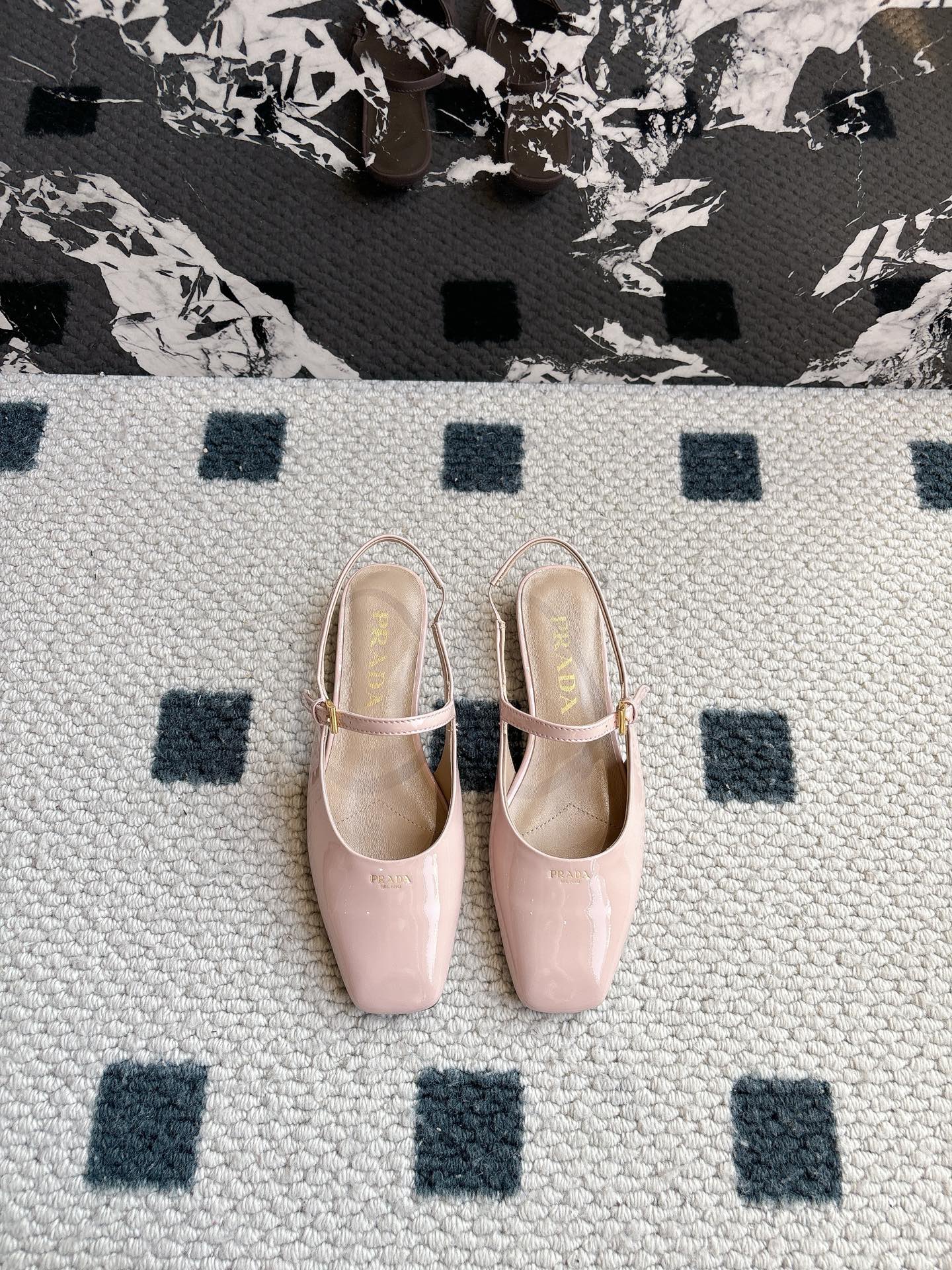 NO:258798,prad* Prad* 25ss early spring new style, beautiful square toe flat-soled Mary Jane, semi-sandals, the long-lost minimalist beauty in the fashion industry, classic and fashionable color scheme, effortless elegant style coming, fashionable, exquisite, beautiful square toe, open-edge beads, fashionable and simple, new everyday single shoes, beautiful and high-end single shoes, this one looks super good on the feet and can lengthen the legs. Original imported patent leather, inner foot pad sheepskin, outsole original genuine leather soles size35-40 (40 custom made, non-return and exchange), semi-travel, prada, prada, sandals, mary jane, sheepskin, Leather soles19860909prad* 普拉达 25ss早春新款 绝美方头平底玛丽珍 半拖/凉鞋 时尚界久违的极简之美 经典时尚配色 毫不费力的优雅风来袭 时髦 精致 绝美 方头 开边珠外穿时尚气质简约新款日常单鞋美出高级感单鞋这款上脚超好看而且可以拉长腿型. 面料原版进口漆皮 内里垫脚羊皮 大底原版真皮大底 size35-40（40 订做不退换）,半拖,prada,prada,sandals,mary jane,sheepskin,Leather soles,Women's Shoes