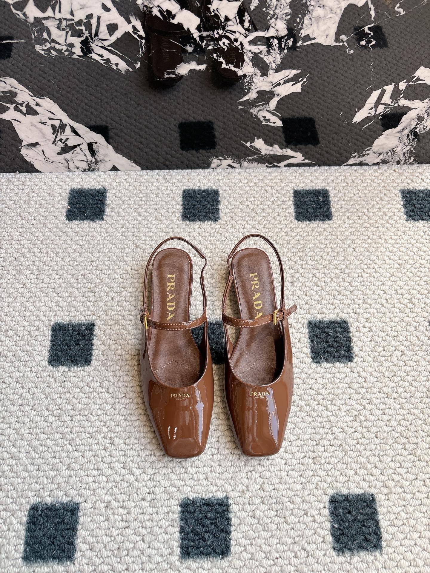 NO:258801,prad* Prad* 25ss early spring new style, beautiful square toe flat sole Mary Jane, semi-sandals, the long-lost minimalist beauty in the fashion industry, classic and fashionable color scheme, effortless elegant style coming, fashionable, exquisite, beautiful square toe, open beads, fashionable and elegant, simple new style of daily single shoes, beautiful and high-end single shoes, this style is super beautiful and can lengthen the legs. Original imported patent leather, inner foot pad sheepskin, outsole original genuine leather sole size35-40 (40 41 custom made, non-return and exchange), semi-trail, prada, prada, sandals, mary jane, sheepskin, Leather soles19860909prad* 普拉达 25ss早春新款 绝美方头平底玛丽珍 半拖/凉鞋 时尚界久违的极简之美 经典时尚配色 毫不费力的优雅风来袭 时髦 精致 绝美 方头 开边珠外穿时尚气质简约新款日常单鞋美出高级感单鞋这款上脚超好看而且可以拉长腿型. 面料原版进口漆皮 内里垫脚羊皮 大底原版真皮大底 size35-40（40 41订做不退换）,半拖,prada,prada,sandals,mary jane,sheepskin,Leather soles,Women's Shoes