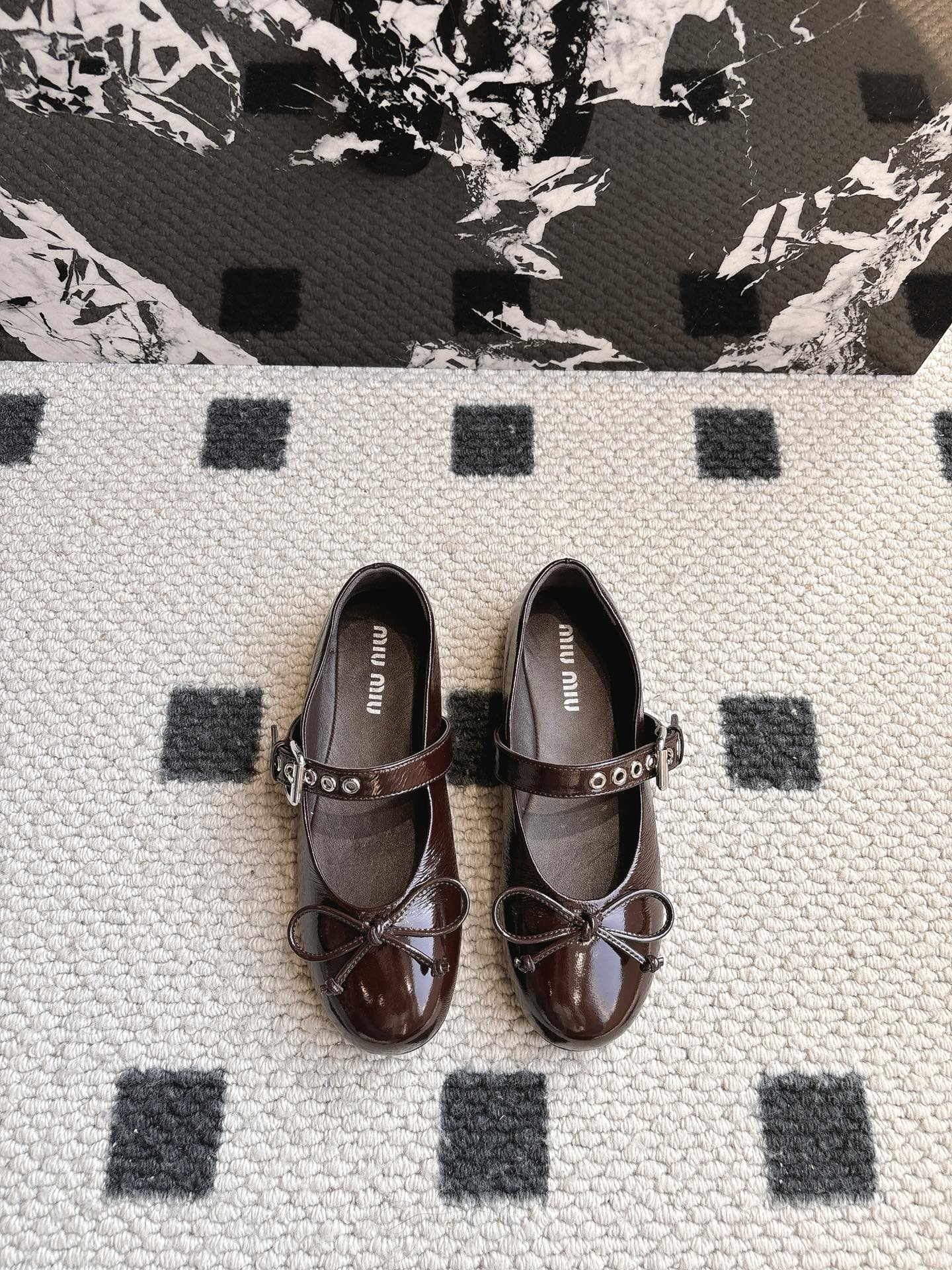 NO:258791,New and outstanding Exclusive High-end Miu Miu Bow Ballet Flat Shoes The soft sole design is really lovely, very comfortable and versatile, flat lambskin semi-drag Zp development, original instantly sold out the market version Miu is really too girly!  Super soft and glutinous. If you like it, you can rush it!  Imported sheepskin upper size 35-39 (40 custom made without return or replacement) sole original sole, ballet shoes, miumiu, flats, sheepskin19860909新色出 独家高版 Miu Miu 缪缪女士蝴蝶结芭蕾舞平底鞋 软底的设计真的是太有爱了 非常舒适且百搭 平底小羊皮半拖Zp开发 原版秒杀市面版本 Miu真的太少女啦！超级软糯 喜欢可以冲了！ 鞋面进口羊皮 码数35-39（40定制不退不换）鞋底原版鞋底,芭蕾舞鞋,miumiu,flats,sheepskin,Women's Shoes